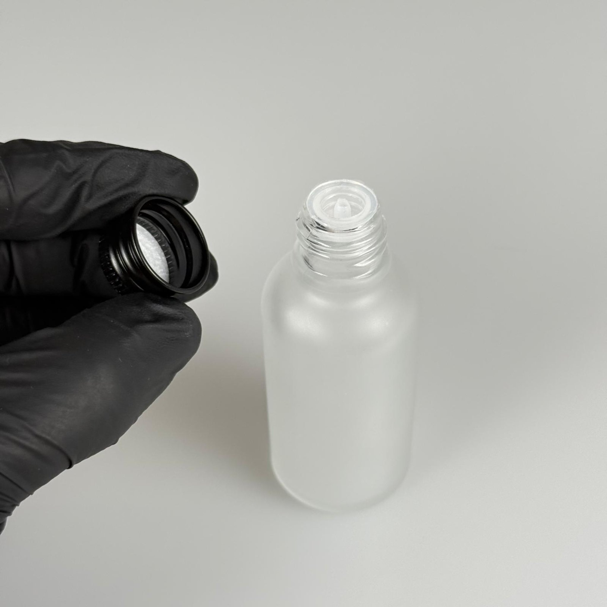 30 CC BUZLU CAM ŞİŞE + KÖPÜK CONTALI SİYAH ALÜMİNYUM METAL KAPAKLI + DAMLALIKLI KOLONYA TIPALI TAKIM - 30 ML BUZLU CAM ŞİŞE