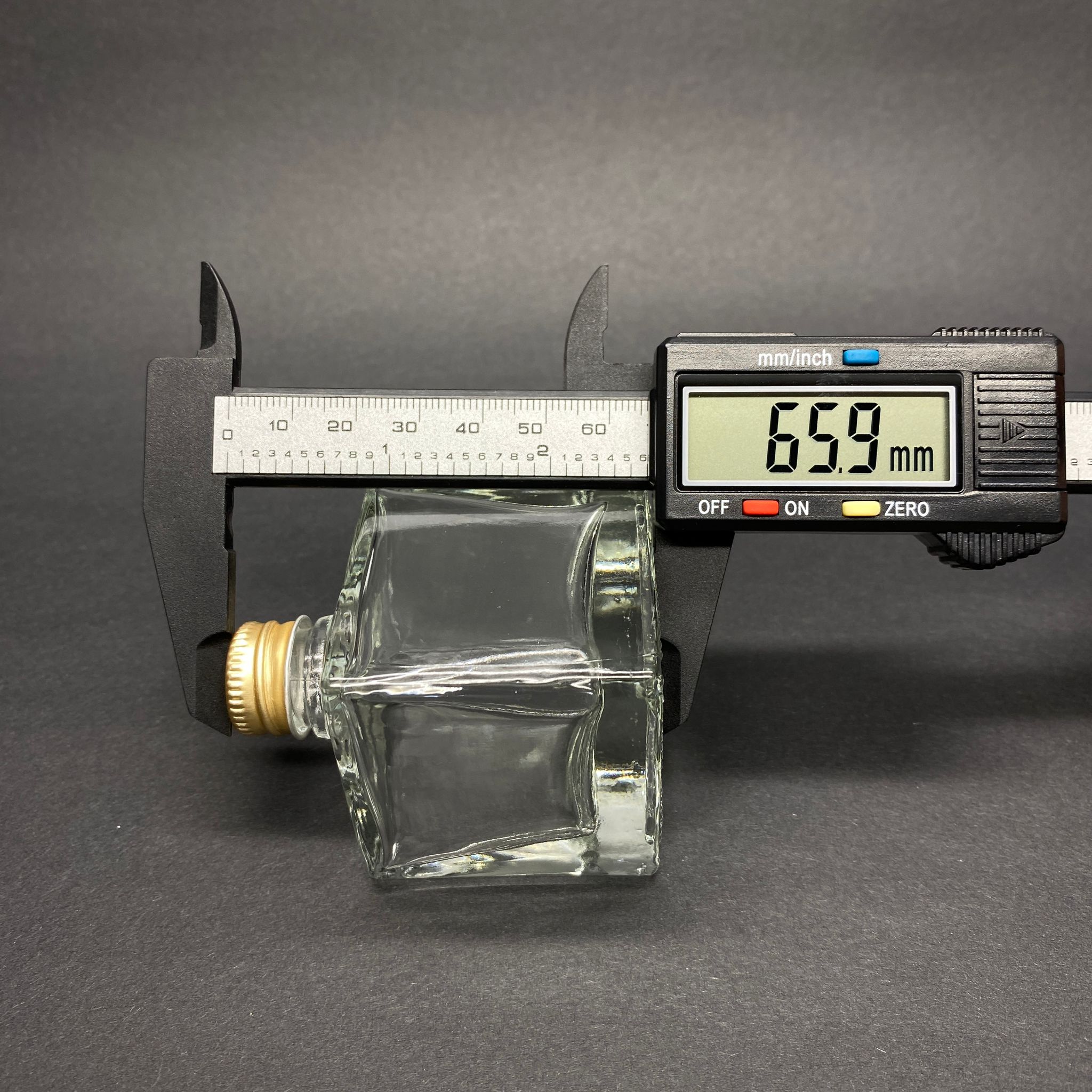 HEDİYELİK CAM KOLONYA ŞİŞESİ - 50 ML KARE ŞİŞE + GOLD METAL KAPAK + KOLONYA TIPALI TAKIM