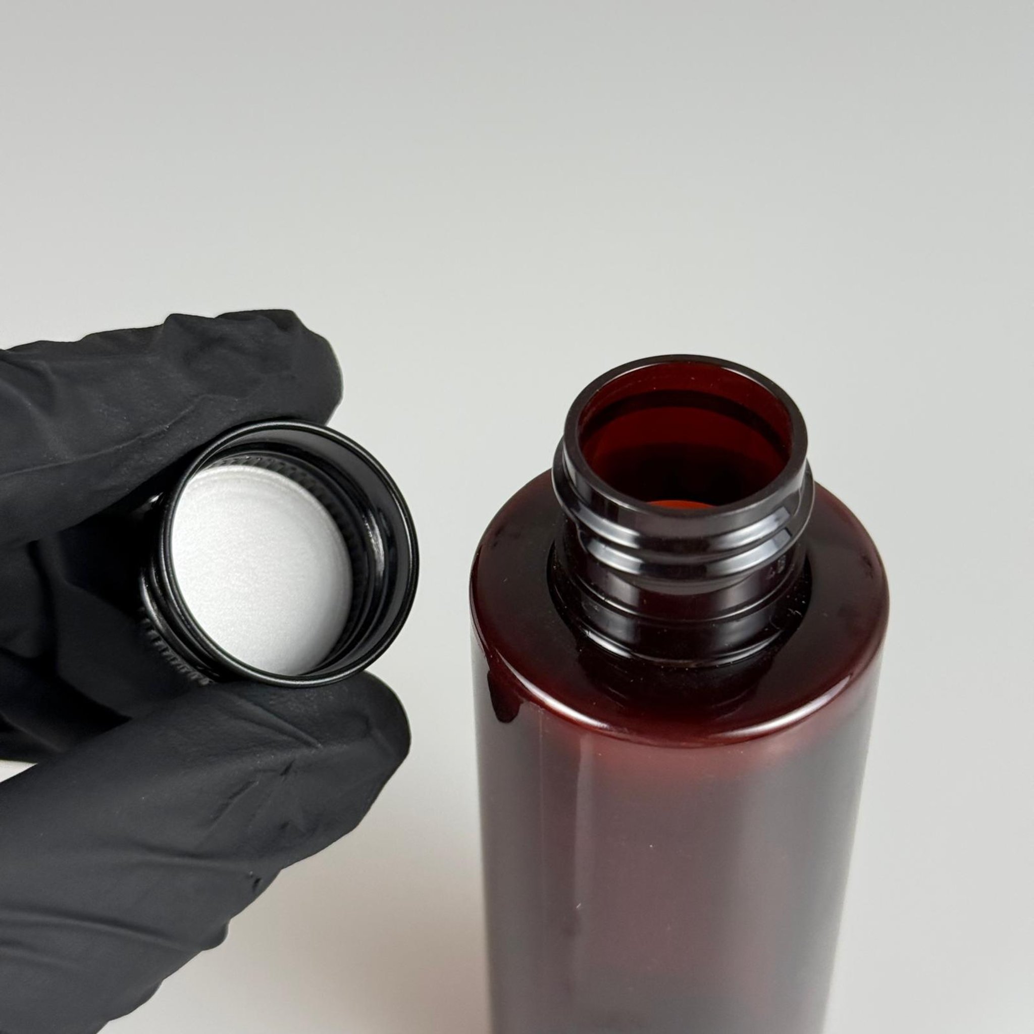 100 CC AMBER SİLİNDİR KESKİN KÜT MODEL SERT PET ŞİŞE (17 GR - 24 AĞIZ ) + KÖPÜK CONTALI SİYAH METAL ALÜMİNUM KAPAKLI TAKIM - 100 ML KAPAKLI AMBER PLASTİK ŞİŞELER