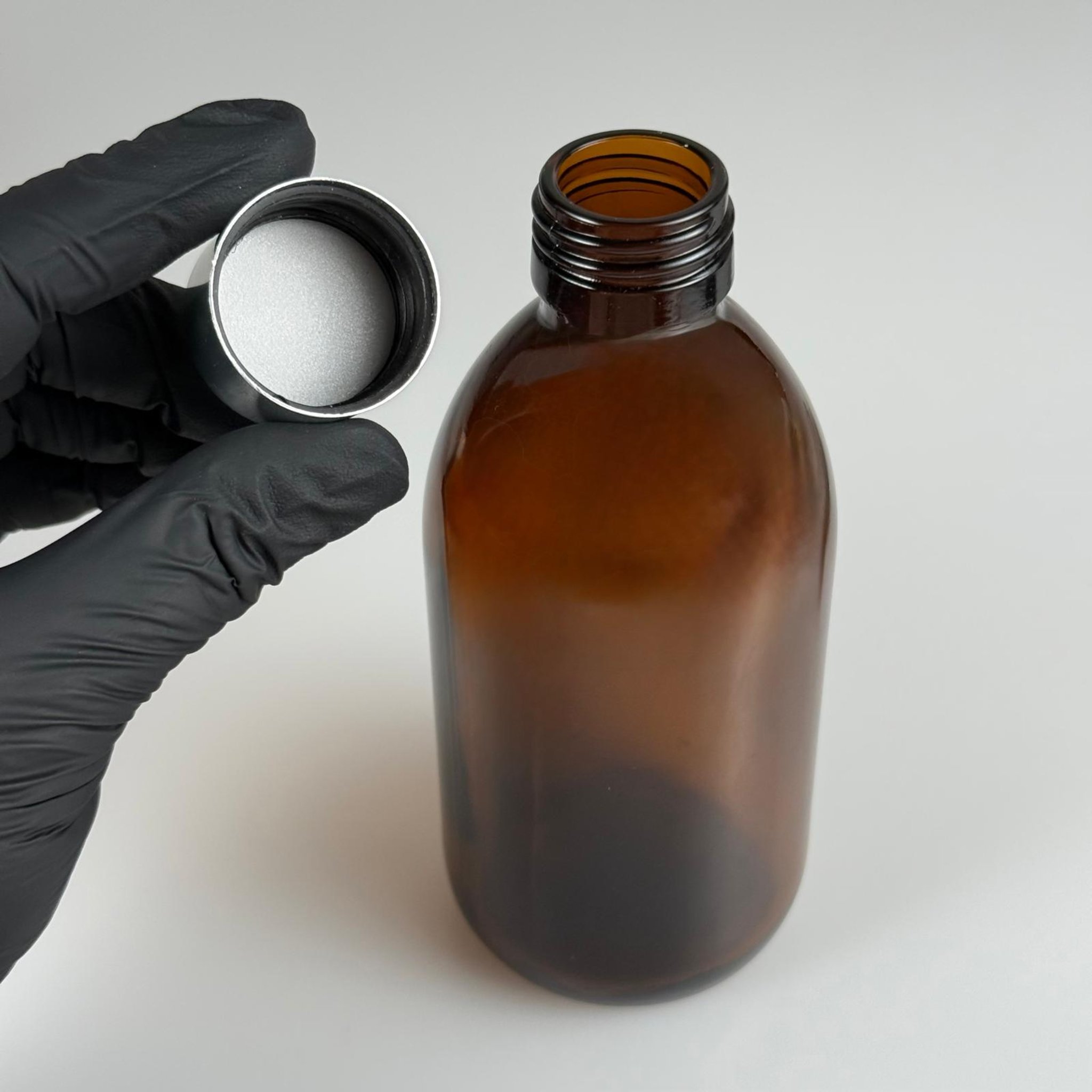 250 CC AMBER CAM ŞİŞE + ALÜMİNYUM KAPLAMALI GÜMÜŞ KAPAKLI TAKIM - 250 ML KAHVERENGİ CAM ŞİŞE