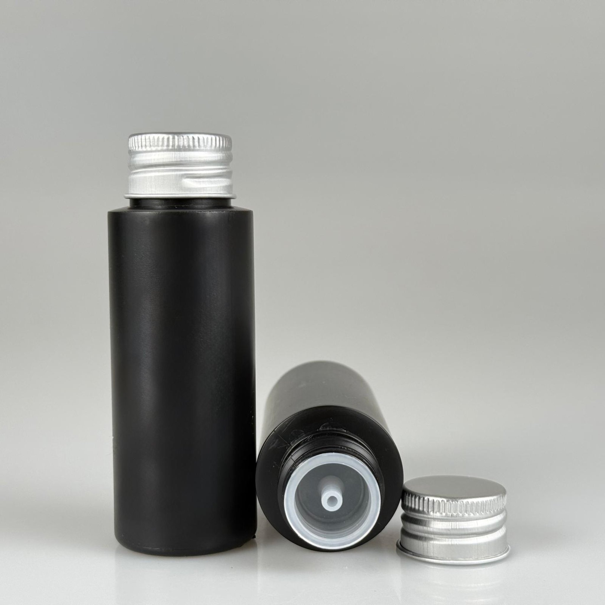 50 CC SİYAH POLİETİLEN PLASTİK ASETON ŞİŞESİ ( 24 AĞIZ ) + KÖPÜK CONTALI GÜMÜŞ METAL ALÜMİNYUM KAPAK + KOLONYA TIPALI TAKIM - 50 ML KAPAKLI SİYAH PLASTİK ŞİŞELER