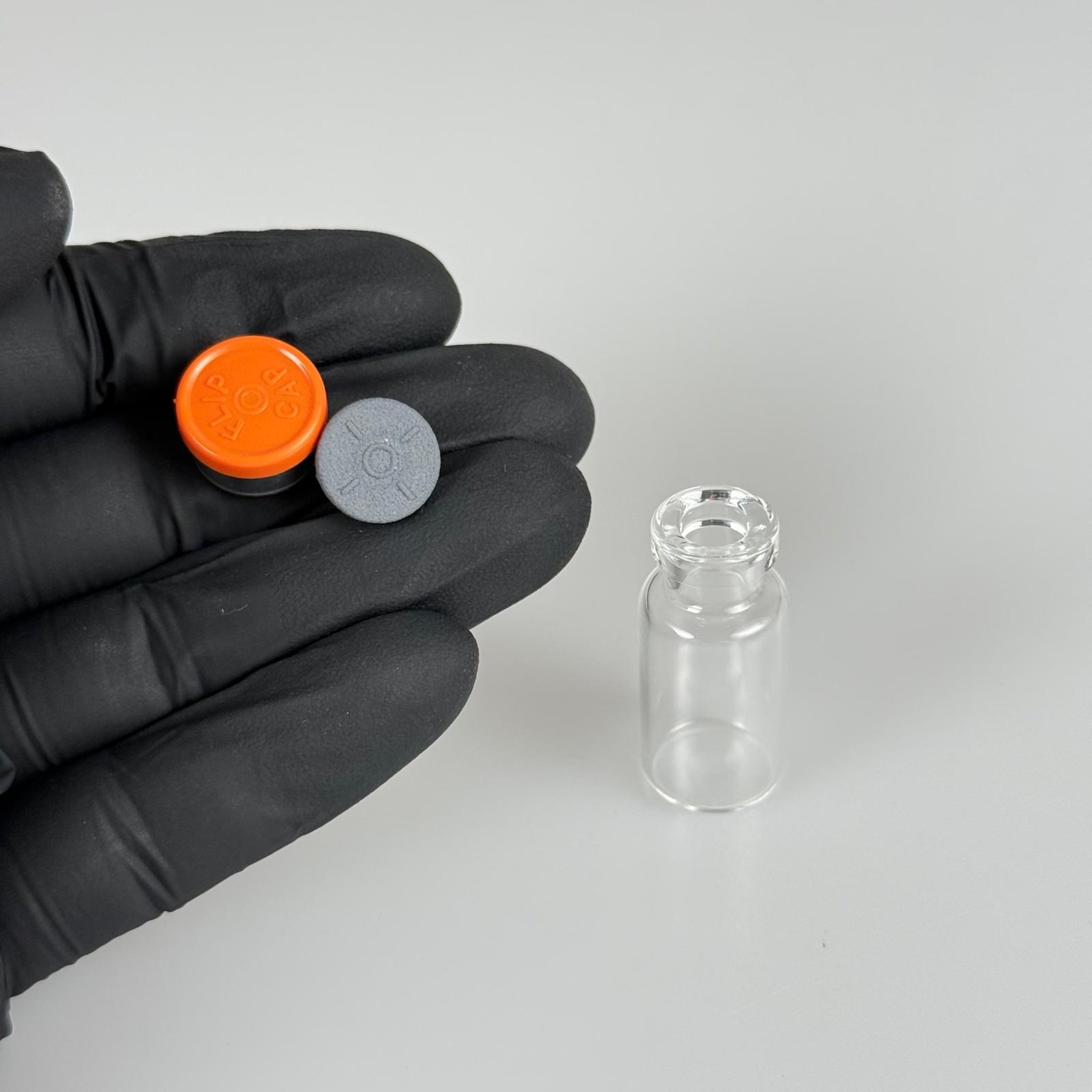 3 ML VİAL FLAKON ŞİŞE- 13 AĞIZ 3 CC ŞEFFAF CAM İLAÇ ŞİŞESİ + KAUÇUK BUTİL ENJEKTÖR TIPASI + TURUNCU FLAKON KAPAKLI TAKIM