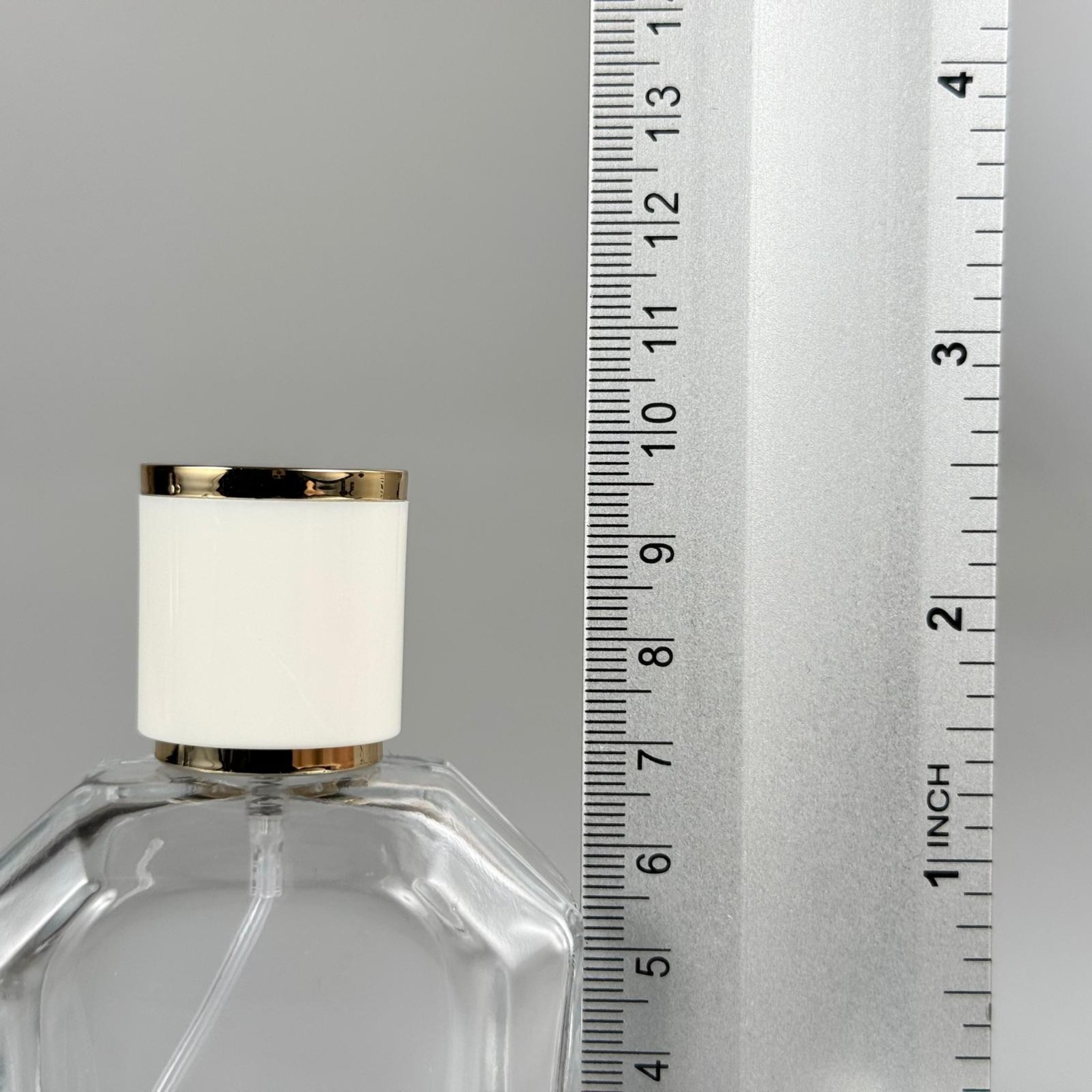 50 ML KAZABLANKA MODEL KÖŞELİ PARFÜM ŞİŞESİ + GOLD METALE METAL SPREY + BEYAZA GOLD POLO KAPAKLI SET (AĞIZ 13 MM VİDALI) TEKRAR DOLDURULABİLİR