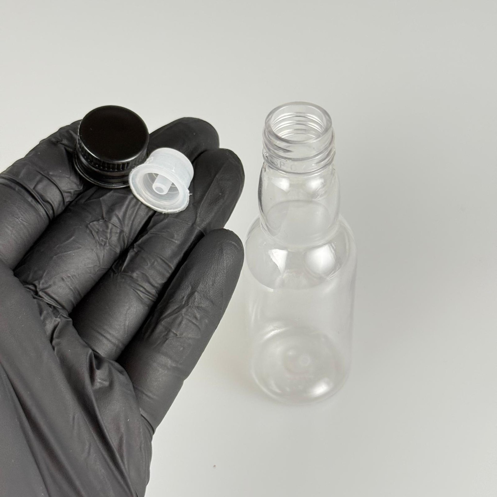 40 CC ŞEFFAF UZUN BOĞAZLI PET ŞİŞE + KÖPÜK CONTALI SİYAH ALÜMİNYUM METAL KAPAKLI + DAMLALIKLI KOLONYA TIPALI TAKIM - 40 ML BOĞAZLI PET ŞİŞE