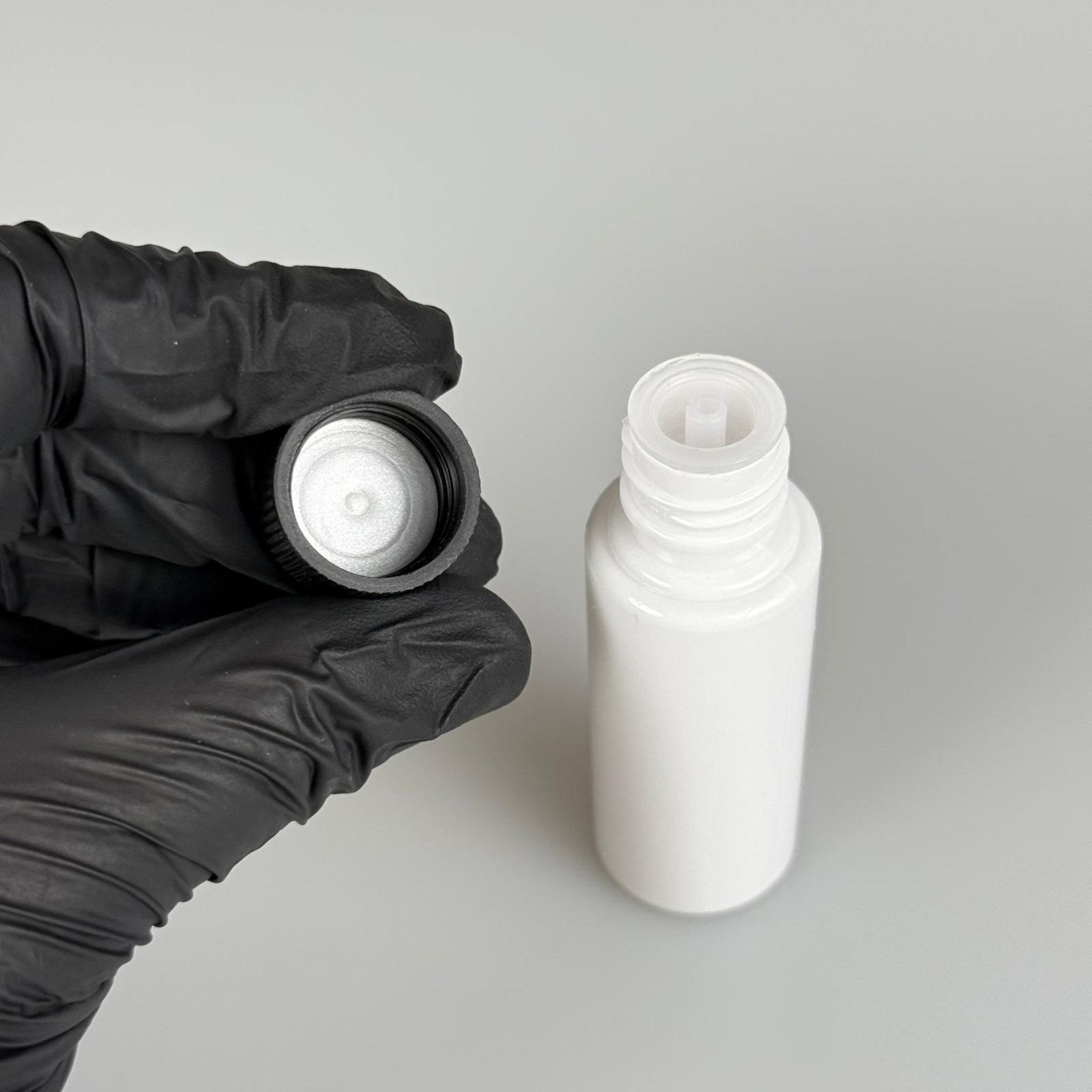30 CC İÇTEN DAMLALIKLI PLASTİK ŞİŞE -  30 ML BEYAZ PET ŞİŞE + CONTALI SİYAH KAPAK + KOLONYA TIPALI (DELEREK KULLANILIR) TAKIM