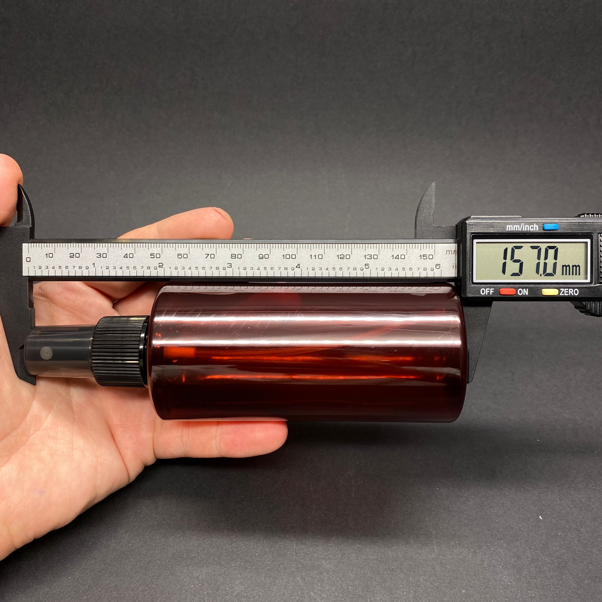 200 CC SİLİNDİR KESKİN KÜT MODEL SERT (25 GR) PET ŞİŞE - SİYAH SPREYLİ - AĞIZ ÇAPI 24 MM - AMBER