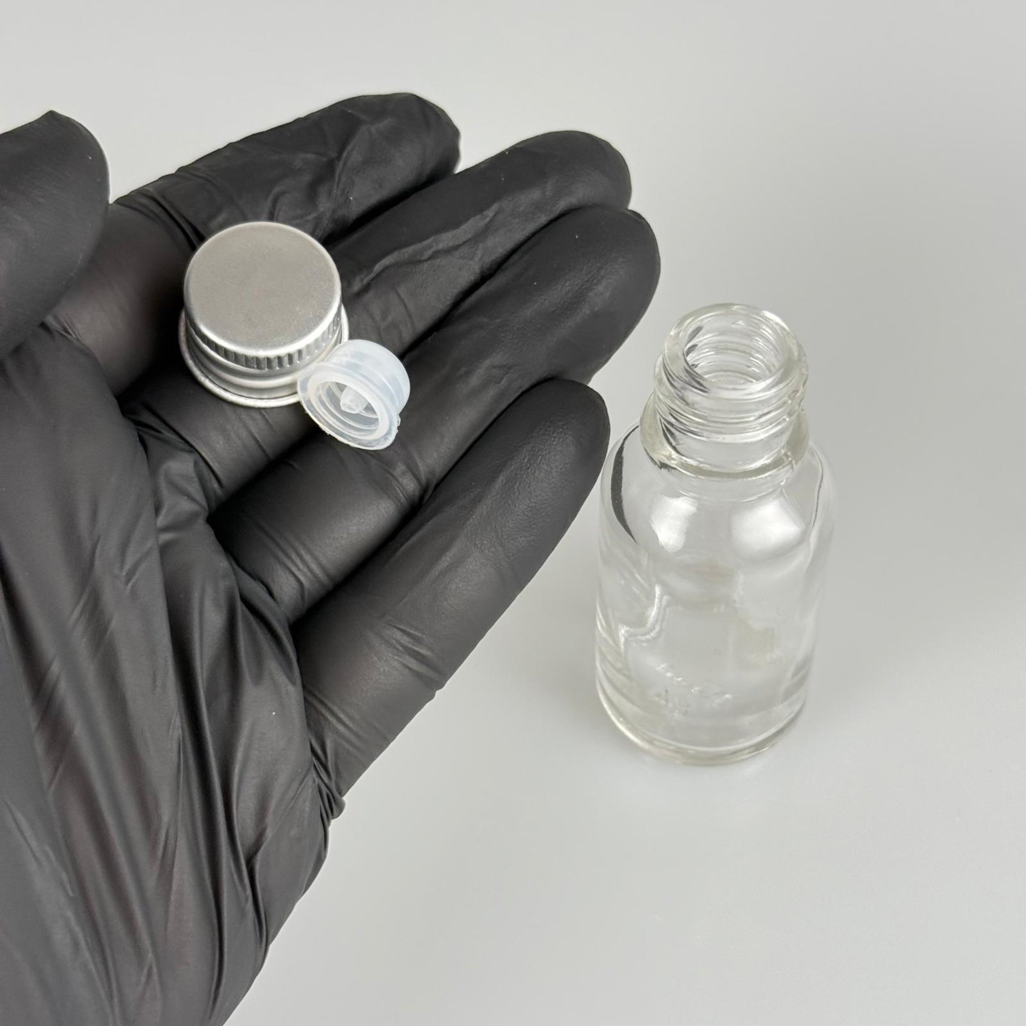 15 CC ŞEFFAF CAM ŞİŞE + KÖPÜK CONTALI GÜMÜŞ ALÜMİNYUM METAL KAPAKLI + DAMLALIKLI KOLONYA TIPALI TAKIM - 15 ML ŞEFFAF CAM ŞİŞE