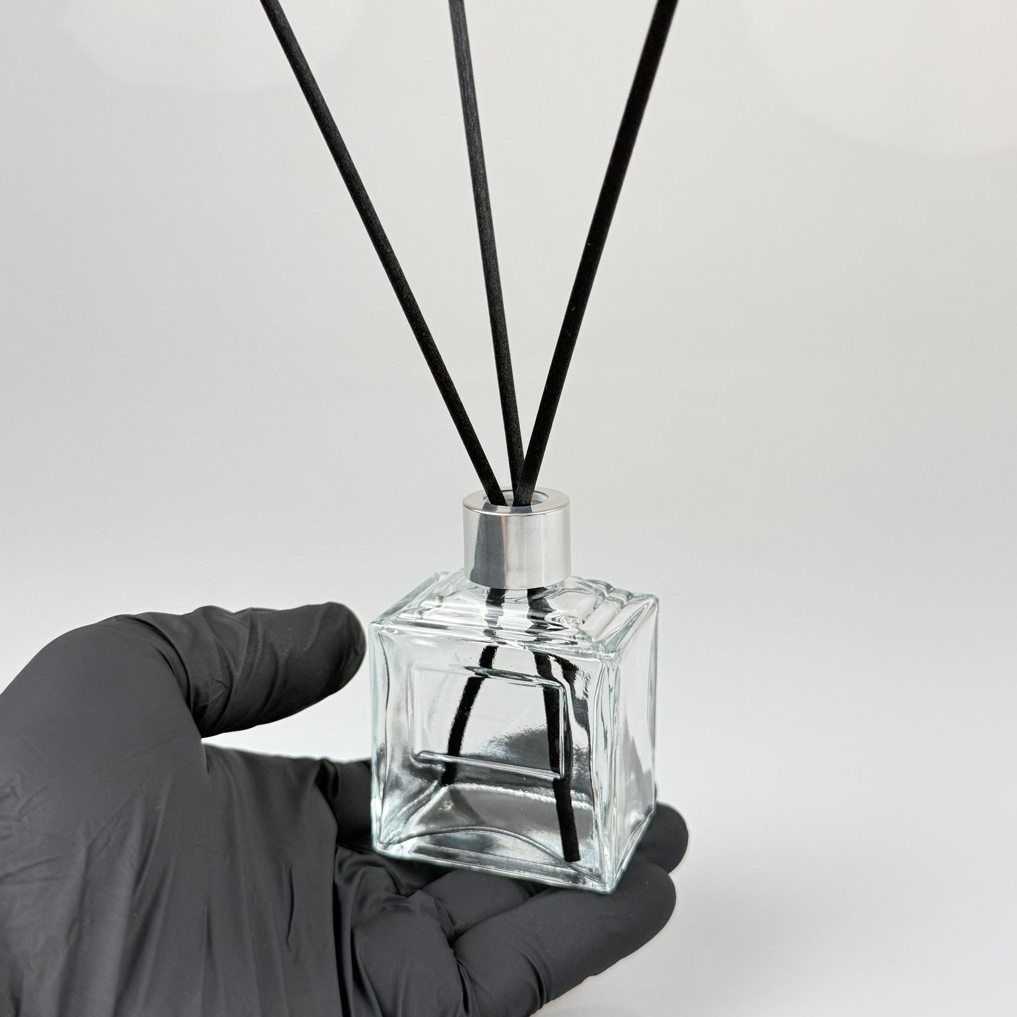 50 CC KÖŞELİ PRİZMA PRESTİJ CAM BAMBU ODA KOKUSU ŞİŞESİ - 50 ML ÇUBUKLU BAMBU ODA KOKUSU ŞİŞESİ - DİFÜZÖR ŞİŞE- CAM ŞİŞE + GÜMÜŞ METAL KAPAK + PLASTİK TIPA + 3 ADET FİBER SİYAH BAMBU ÇUBUK