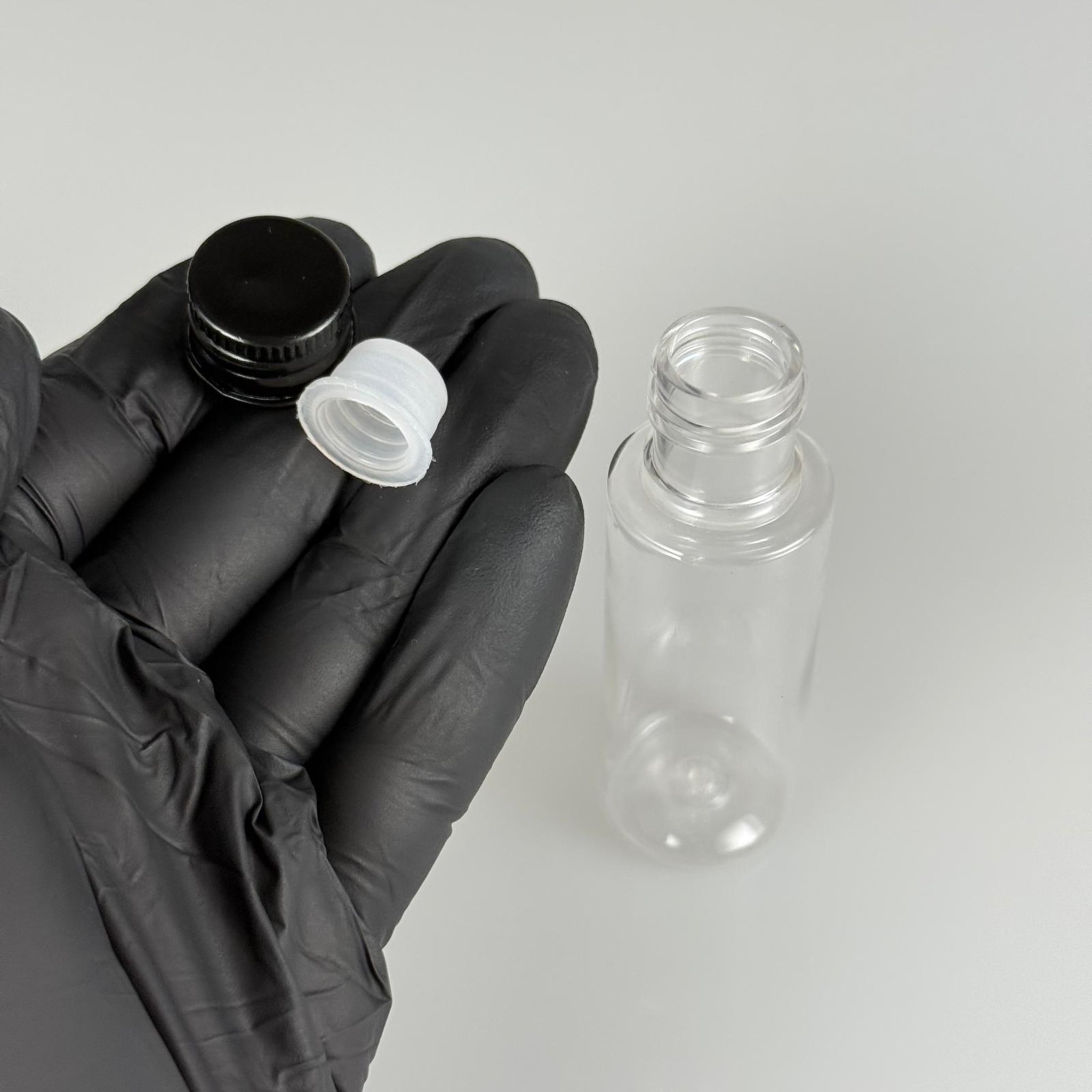 30 CC ŞEFFAF SİLİNDİR UZUN MODEL PET ŞİŞE + KÖPÜK CONTALI SİYAH ALÜMİNYUM METAL KAPAKLI + KÖR TIPALI TAKIM - 30 ML PLASTİK ŞİŞE