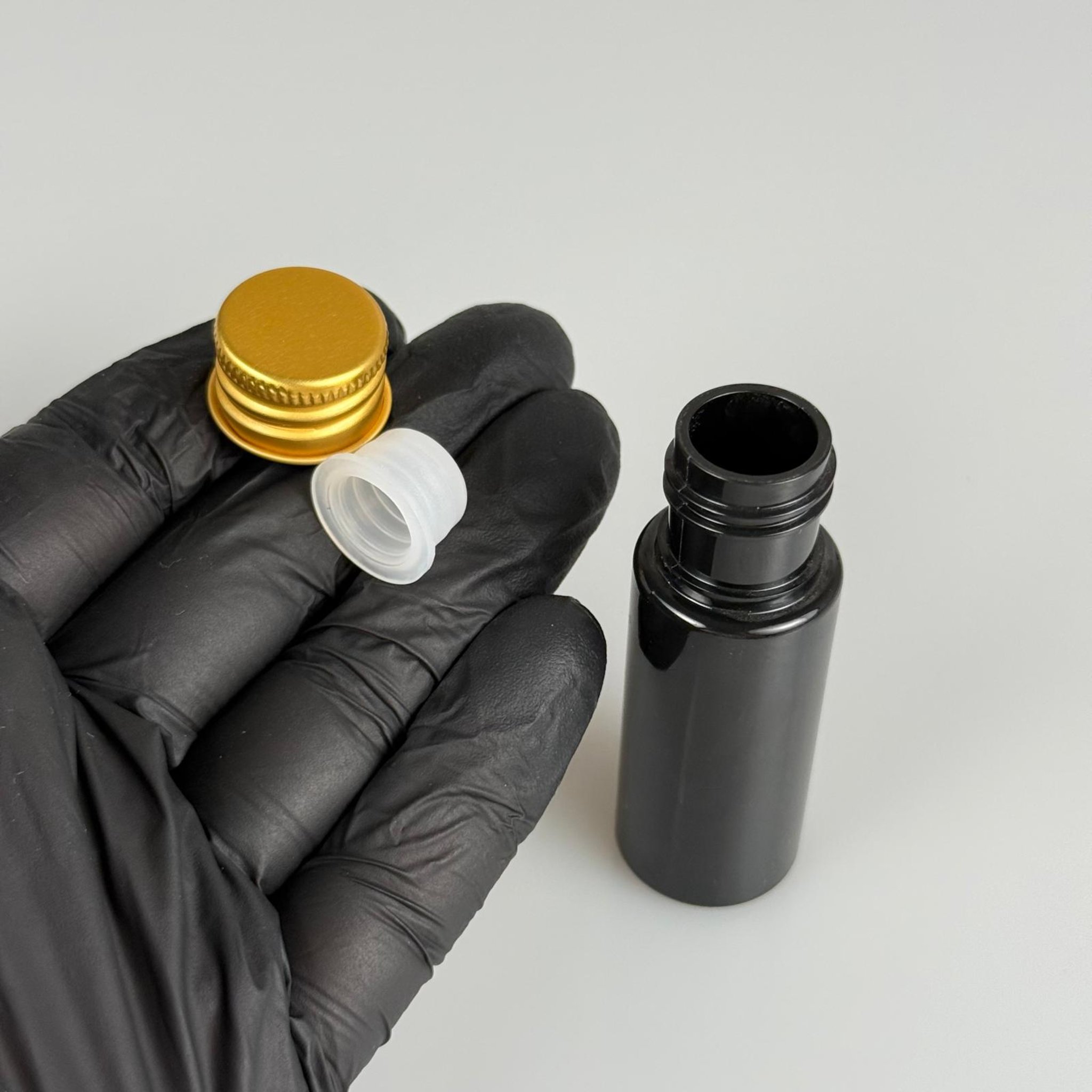 15 CC SİYAH SİLİNDİR PET ŞİŞE + KÖPÜK CONTALI GOLD ALÜMİNYUM METAL KAPAKLI + KÖR TIPALI TAKIML - 15 ML SİYAH PET ŞİŞE