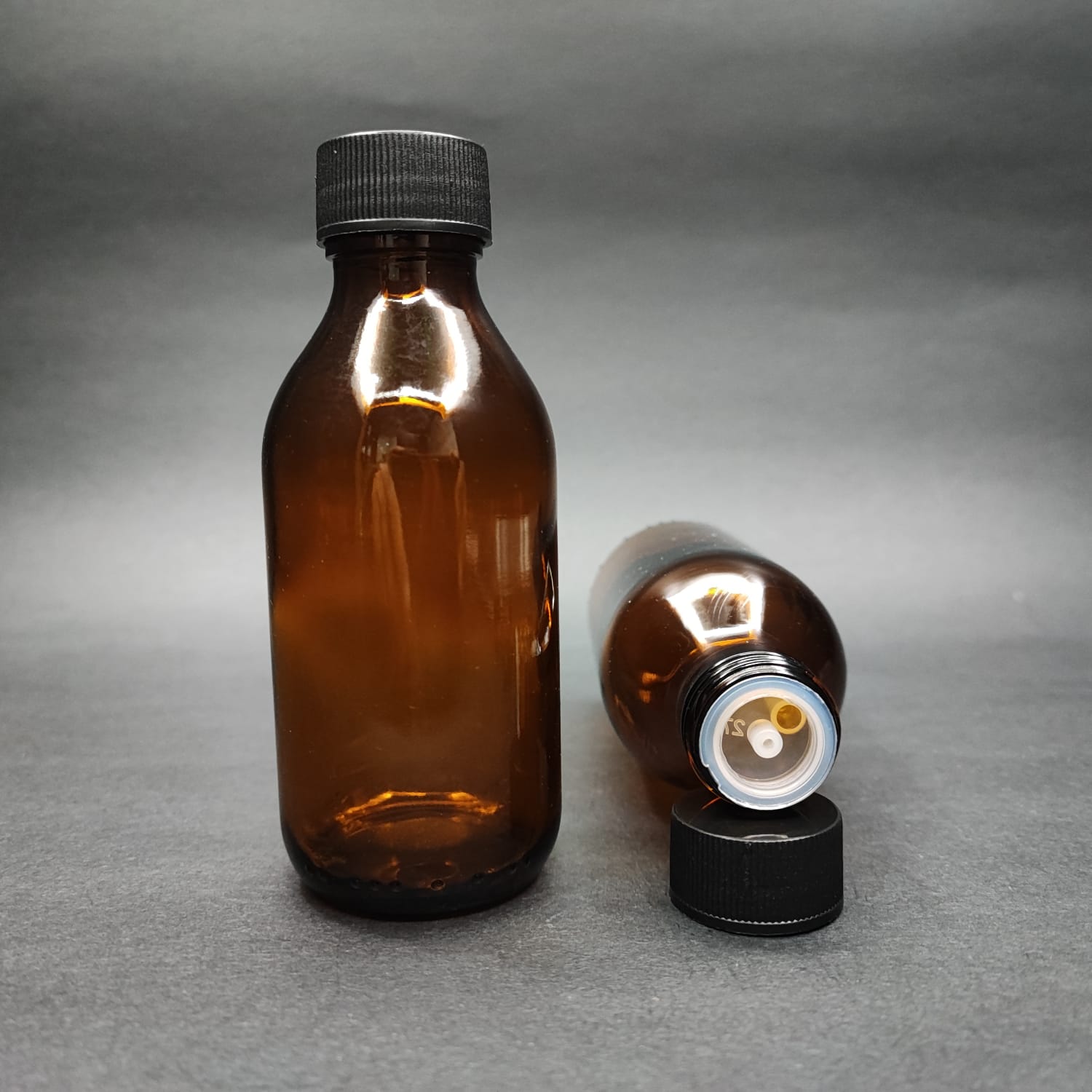 100 ML DOLUMU KOLAY, GENİŞ AĞIZLI İÇTEN DAMLALIKLI ŞİŞE (25 MM AĞIZ)  - 100 CC SİYAH CONTALI KAPAKLI İÇTEN DAMLALIKLI CAM ECZA ŞİŞESİ - AMBER KAHVERENGİ