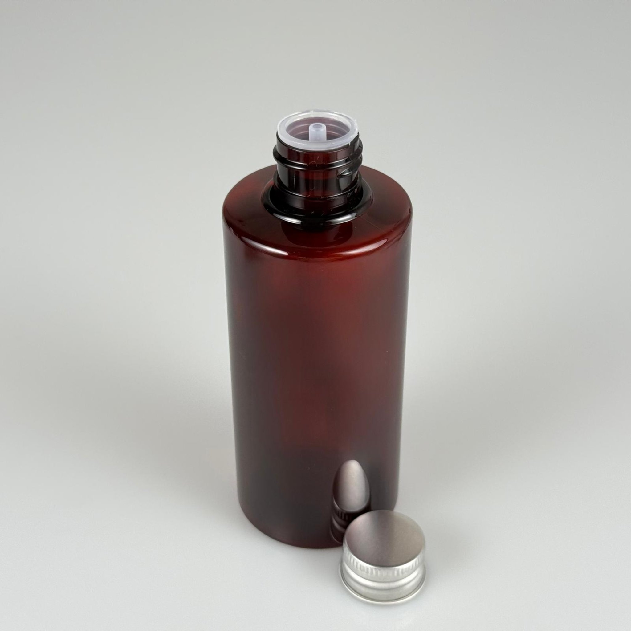 200 CC AMBER SİLİNDİR KESKİN KÜT MODEL SERT PET ŞİŞE (25 GR - 24 AĞIZ ) + KÖPÜK CONTALI GÜMÜŞ METAL ALÜMİNYUM KAPAKLI + KOLONYA TIPALI TAKIM - 200 ML KAPAKLI KAHVERENGİ PET ŞİŞELER