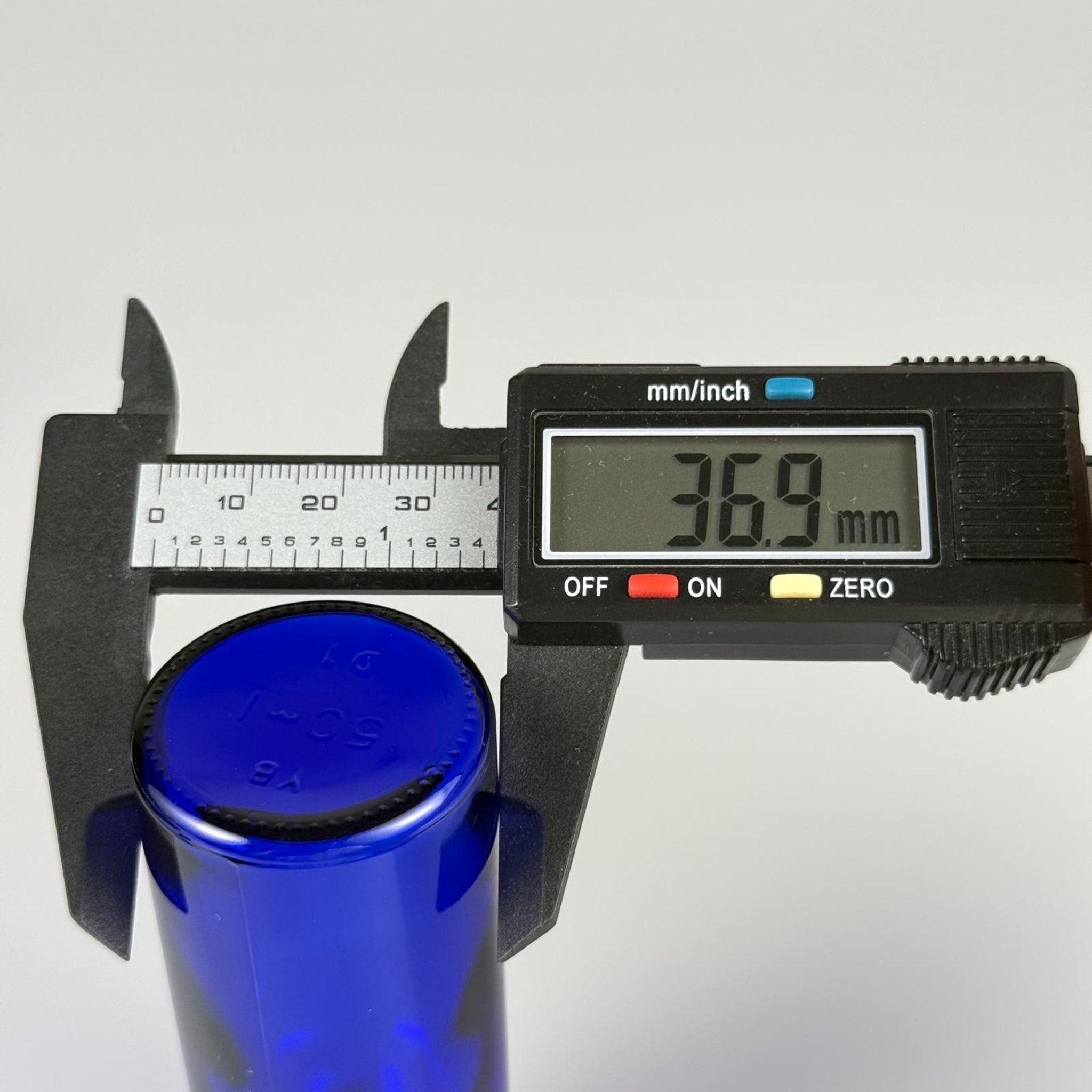 50 CC MAVİ CAM ŞİŞE + KÖPÜK CONTALI SİYAH ALÜMİNYUM METAL KAPAKLI TAKIM - 50 ML MAVİ CAM ŞİŞE