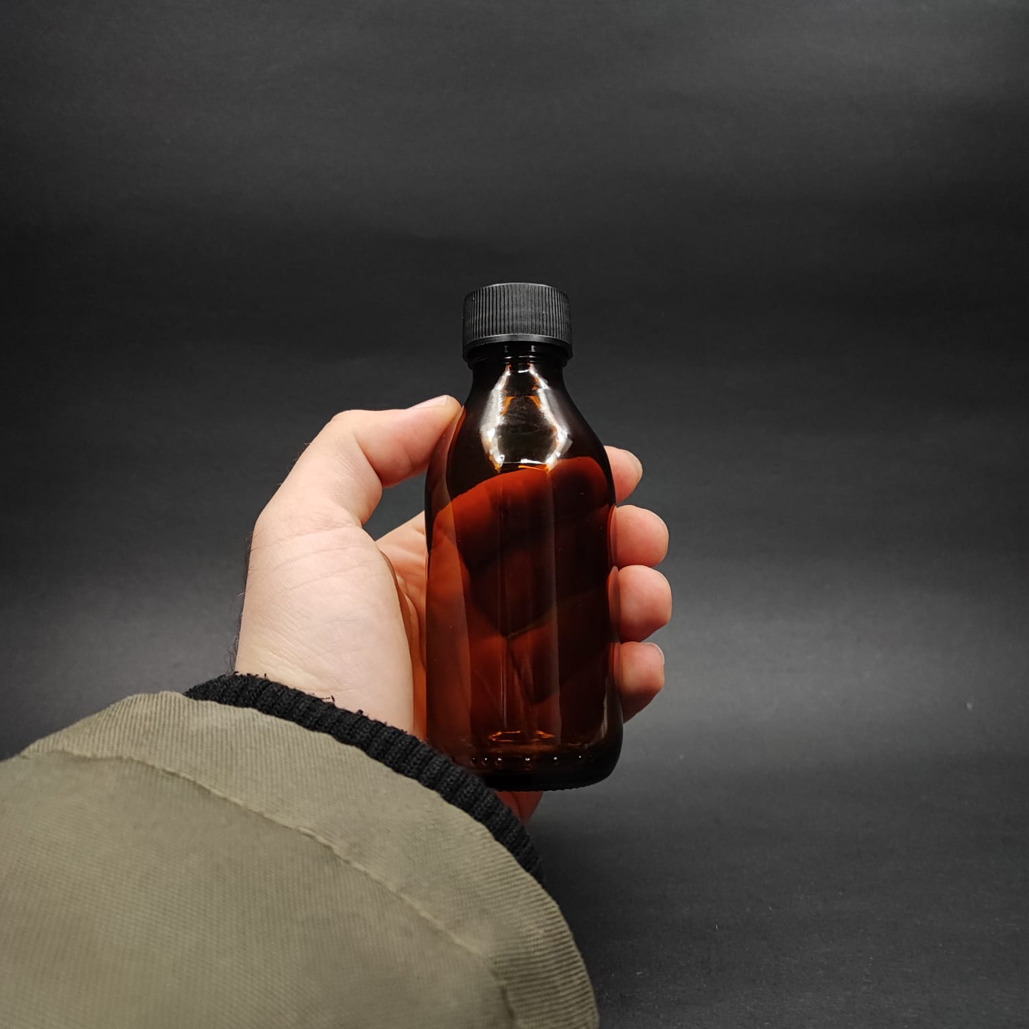 100 ML DOLUMU KOLAY, GENİŞ AĞIZLI İÇTEN DAMLALIKLI ŞİŞE (25 MM AĞIZ)  - 100 CC SİYAH CONTALI KAPAKLI İÇTEN DAMLALIKLI CAM ECZA ŞİŞESİ - AMBER KAHVERENGİ