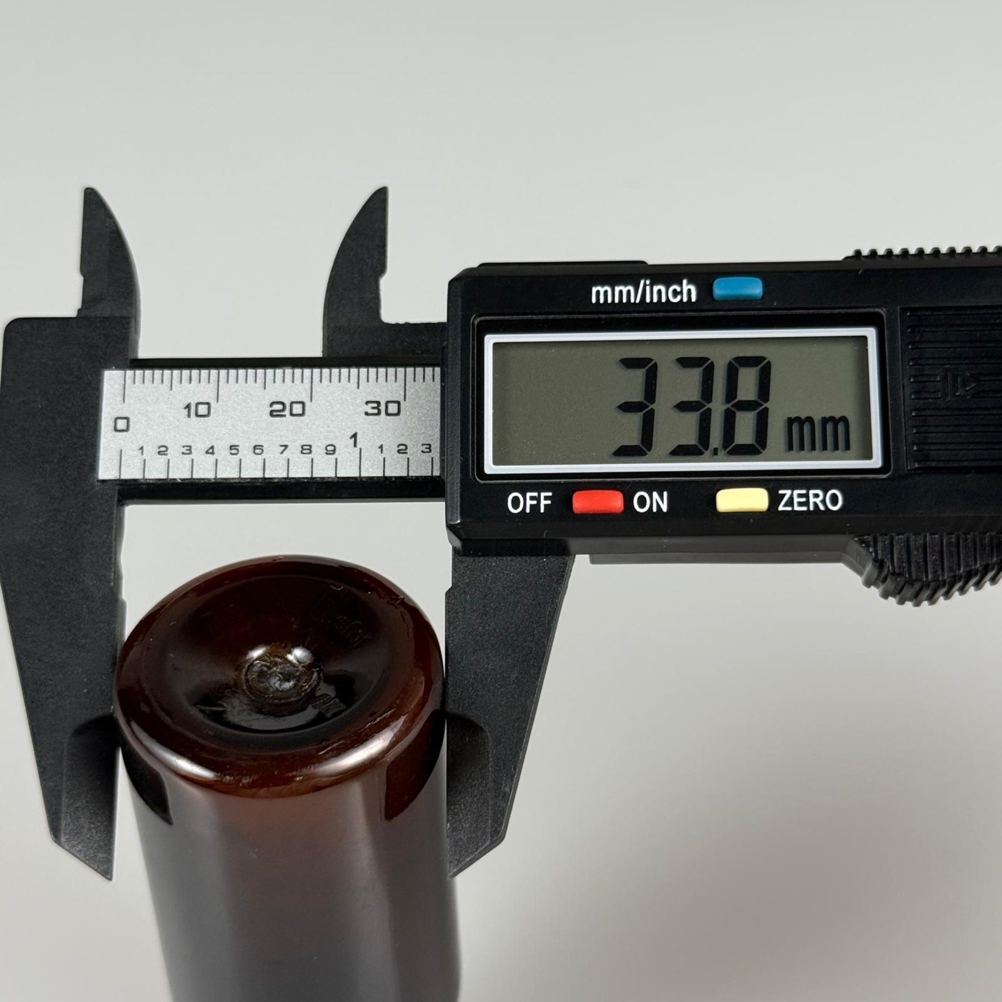 50 CC AMBER SERT MODEL PET ŞİŞE (24 AĞIZ) + KÖPÜK CONTALI GÜMÜŞ METAL ALÜMİNYUM KAPAK + KOLONYA TIPALI TAKIM - 50 ML KAPAKLI KAHVERENGİ PLASTİK ŞİŞELER
