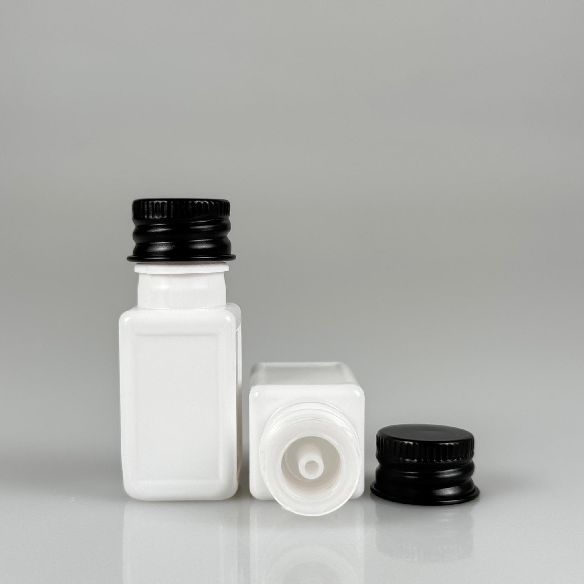 10 CC BEYAZ KARE PET SHOT ŞİŞE - KÖPÜK CONTALI SİYAH ALÜMİNYUM METAL KAPAKLI + DAMLALIKLI KOLONYA TIPALI TAKIM - 10 ML PLASTİK ŞİŞE