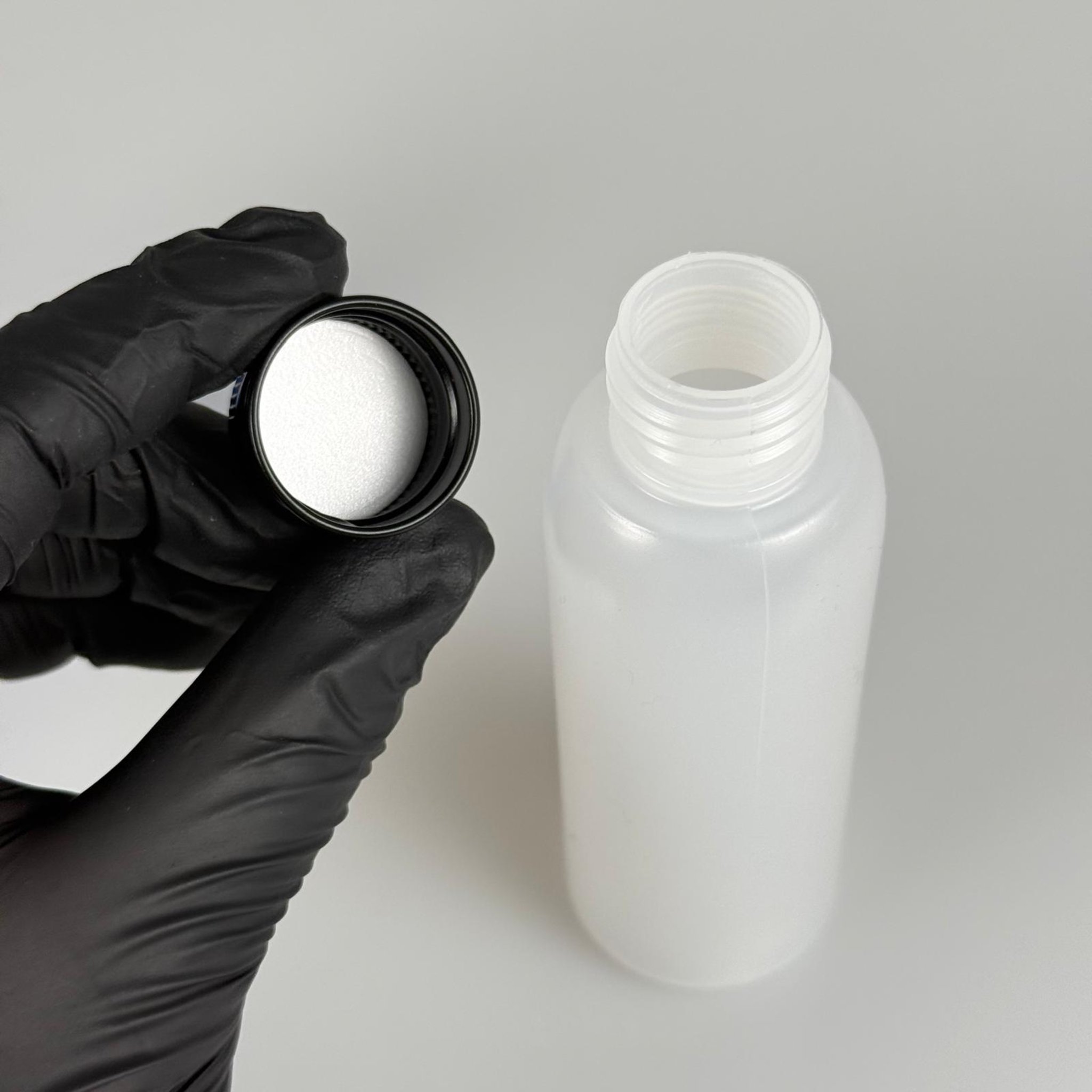100 ML SIKILABİLİR YUMUŞAK PE POLİETİLEN PLASTİK ASETON ŞİŞESİ ( 24 AĞIZ ) + KÖPÜK CONTALI SİYAH METAL ALÜMİNYUM KAPAKLI TAKIM - 100 cc sos, yağ, kartuş, mürekkep vb için boş şişeler