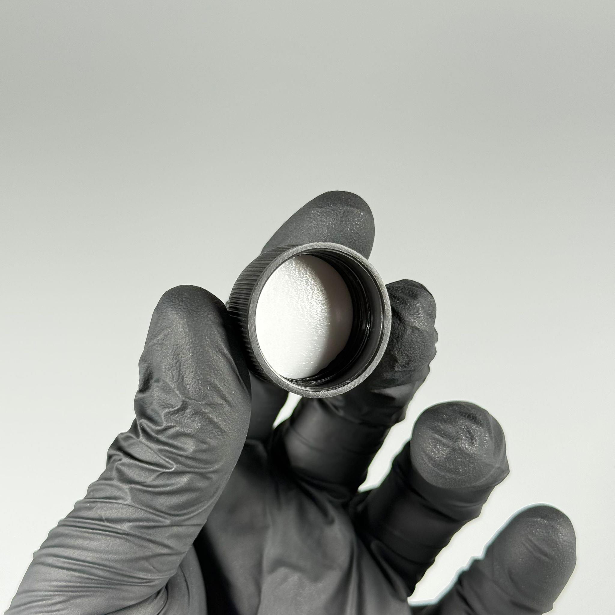 25 MM VİDALI SİYAH KAPAK - 25 MM PLASTİK KAPAK SİYAH - KÖPÜK CONTALI (HEM 25 AĞIZ CAM ŞİŞELERE HEM DE 25 AĞIZ PLASTİK ŞİŞELERE TAM UYAR)