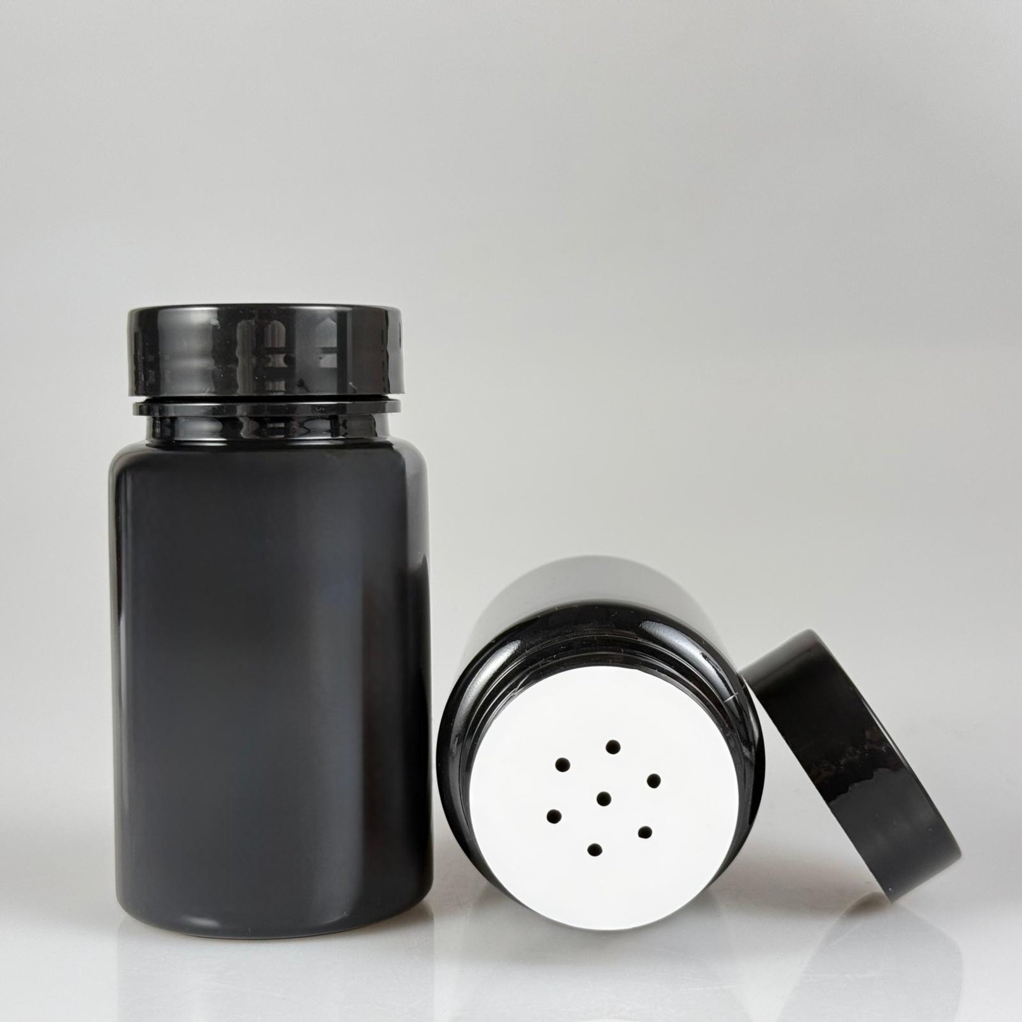 100 CC SİYAH PET PUDRA ŞİŞESİ + SİYAH PLASTİK KAPAKLI + PUDRA TIPALI TAKIM - 100 ML PUDRA KUTUSU, EKO TUZLUK