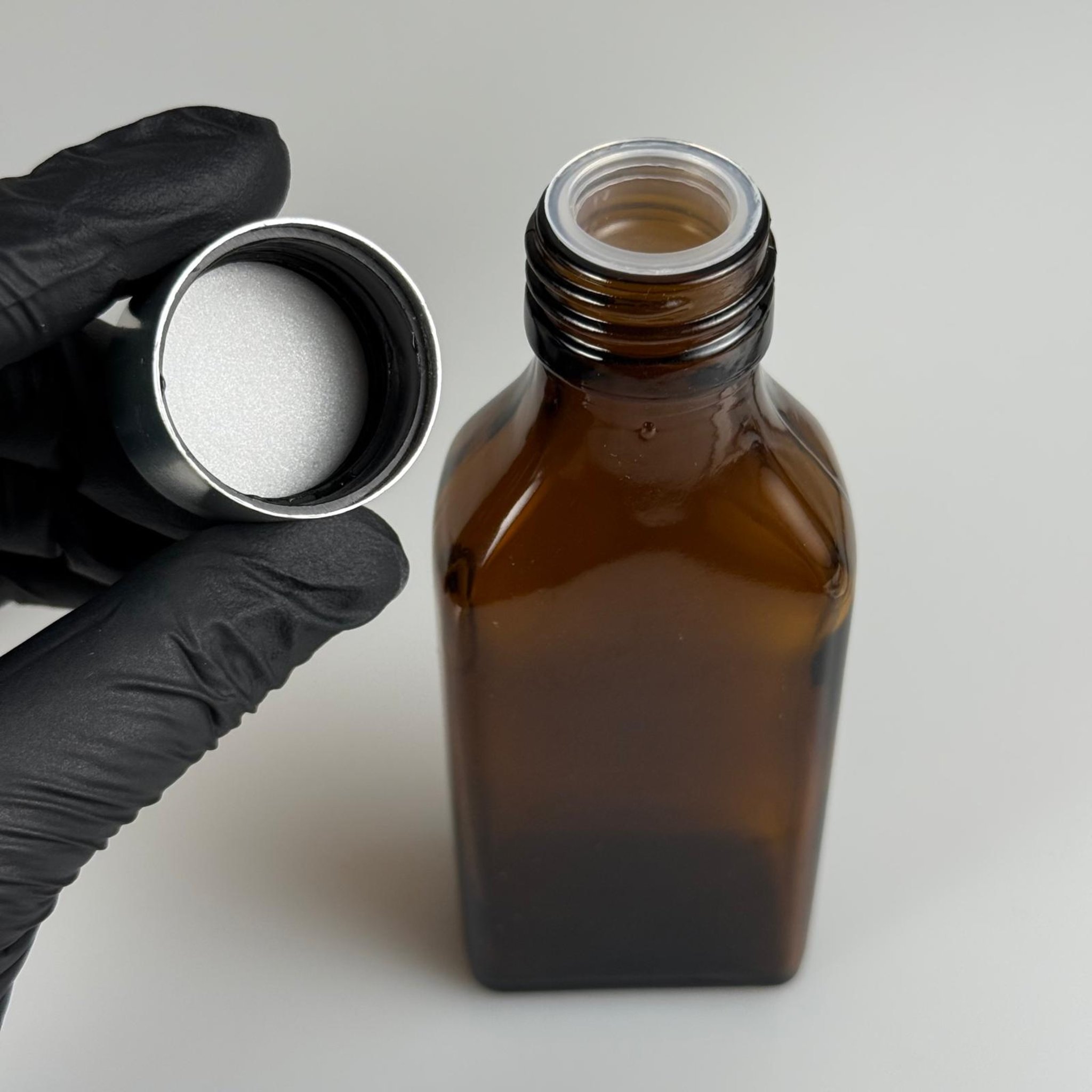 100 CC AMBER YASSI CAM ŞİŞE + ALÜMİNYUM KAPLAMALI GÜMÜŞ KAPAKLKI + KÖR TIPALI TAKIM - 100 ML KAYVERENGİ CAM ŞİŞE