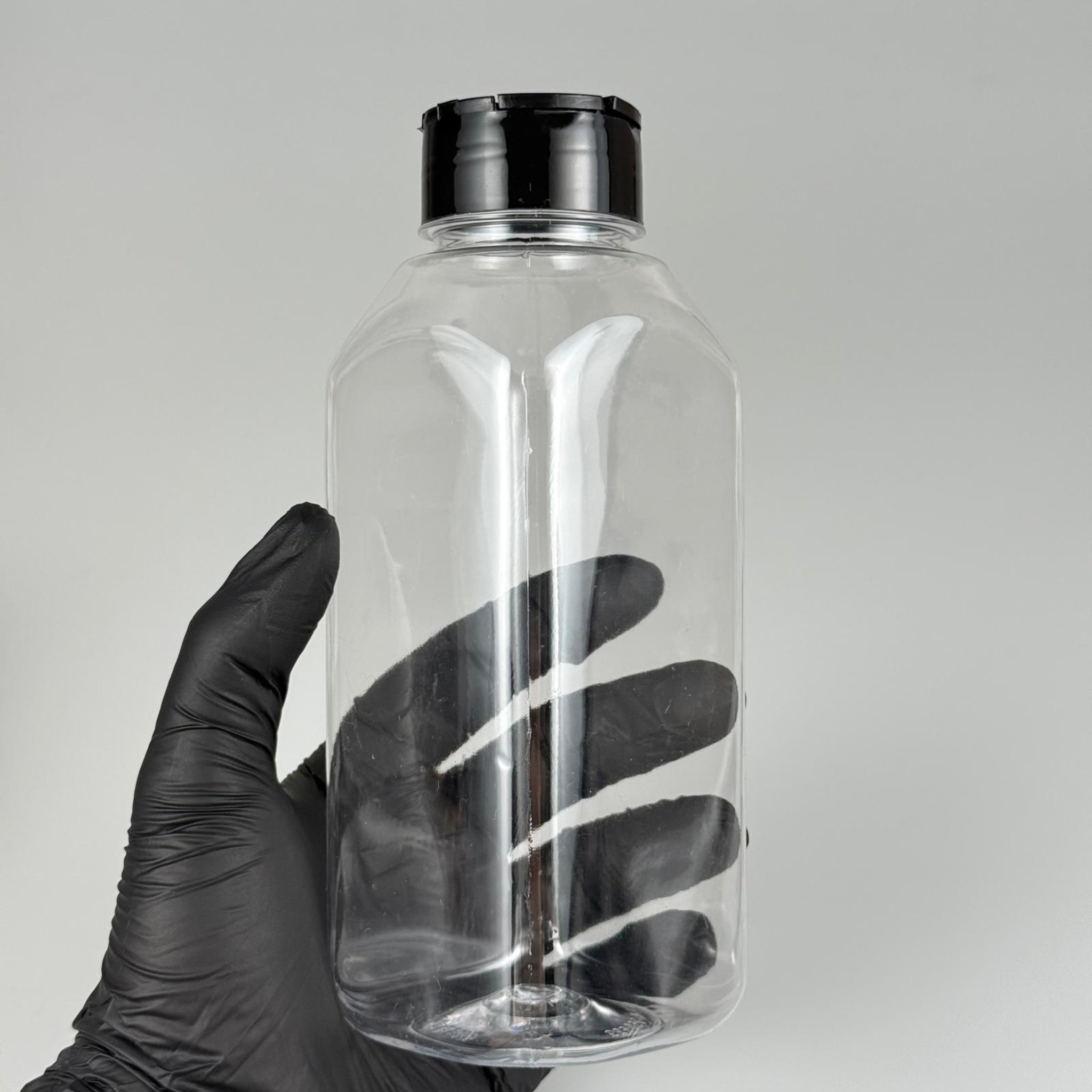 PLASTİK KARE BAHARATLIK KAVANOZ - 500 ML PET BAHARAT, TOZ, PUDRA VB İÇİN PET ŞİŞE - SİYAH AÇILIR KAPANIR DELİKLİ KAPAKLI TAKIM - 500 CC