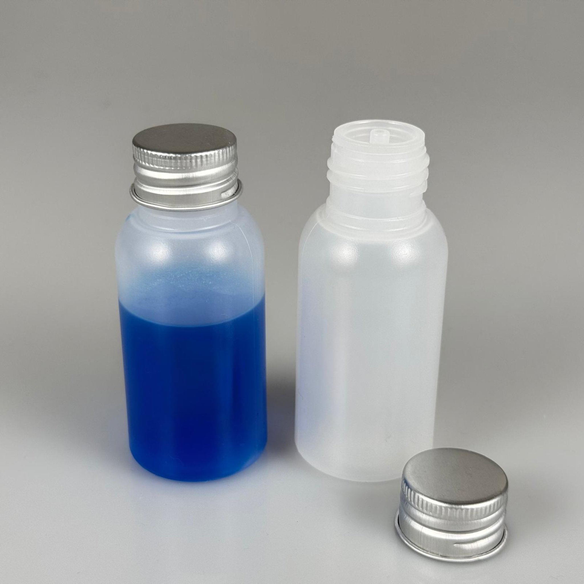 50 ML SIKILABİLİR YUMUŞAK POLİETİLEN PE PLASTİK ASETON ŞİŞESİ ( 24 AĞIZ ) + KÖPÜK CONTALI GÜMÜŞ METAL ALÜMİNYUM KAPAK + KOLONYA TIPALI TAKIM - 50 cc sos, yağ, kartuş, mürekkep vb için boş şişeler