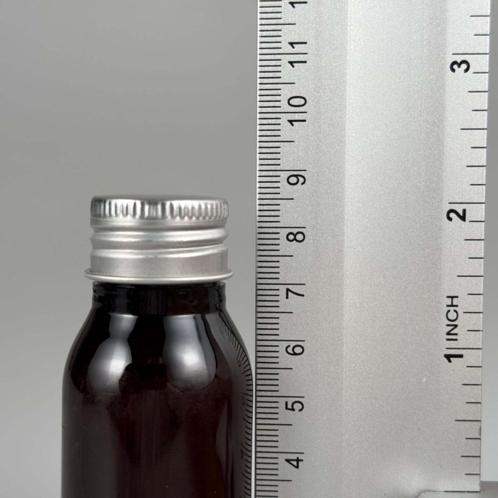 50 CC AMBER SERT MODEL PET ŞİŞE (24 AĞIZ) + KÖPÜK CONTALI GÜMÜŞ METAL ALÜMİNYUM KAPAK + KOLONYA TIPALI TAKIM - 50 ML KAPAKLI KAHVERENGİ PLASTİK ŞİŞELER