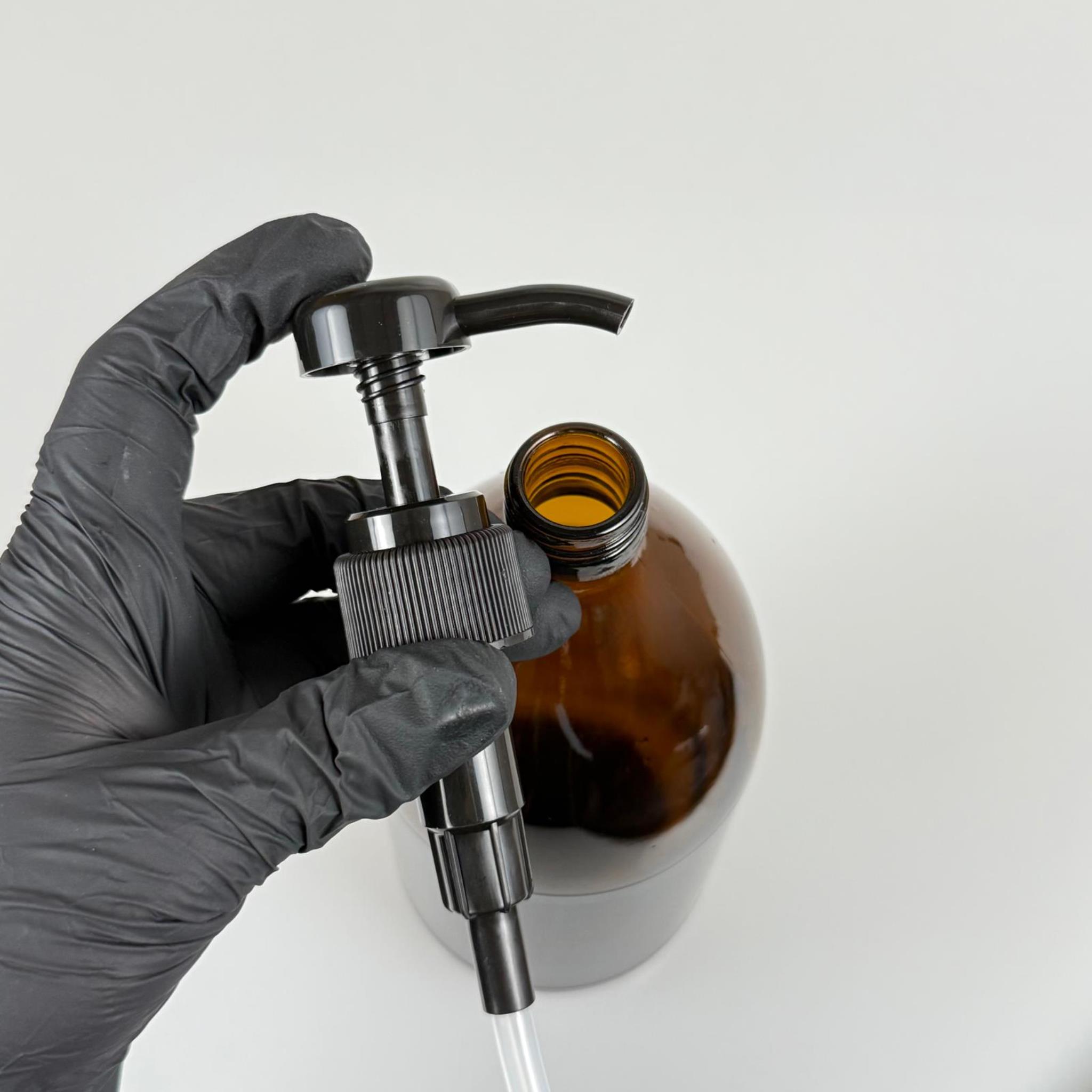 1000 CC AMBER CAM ŞİŞE - SİYAH DOZAJ POMPALI (HER BASMADA 4 CC SIVI ATAR)  - 1000 ML POMPALI ŞİŞE - ŞURUP, ŞAMPUAN, KREM GİBİ YOĞUN KIVAMLI SIVILARDA KULLANILIR