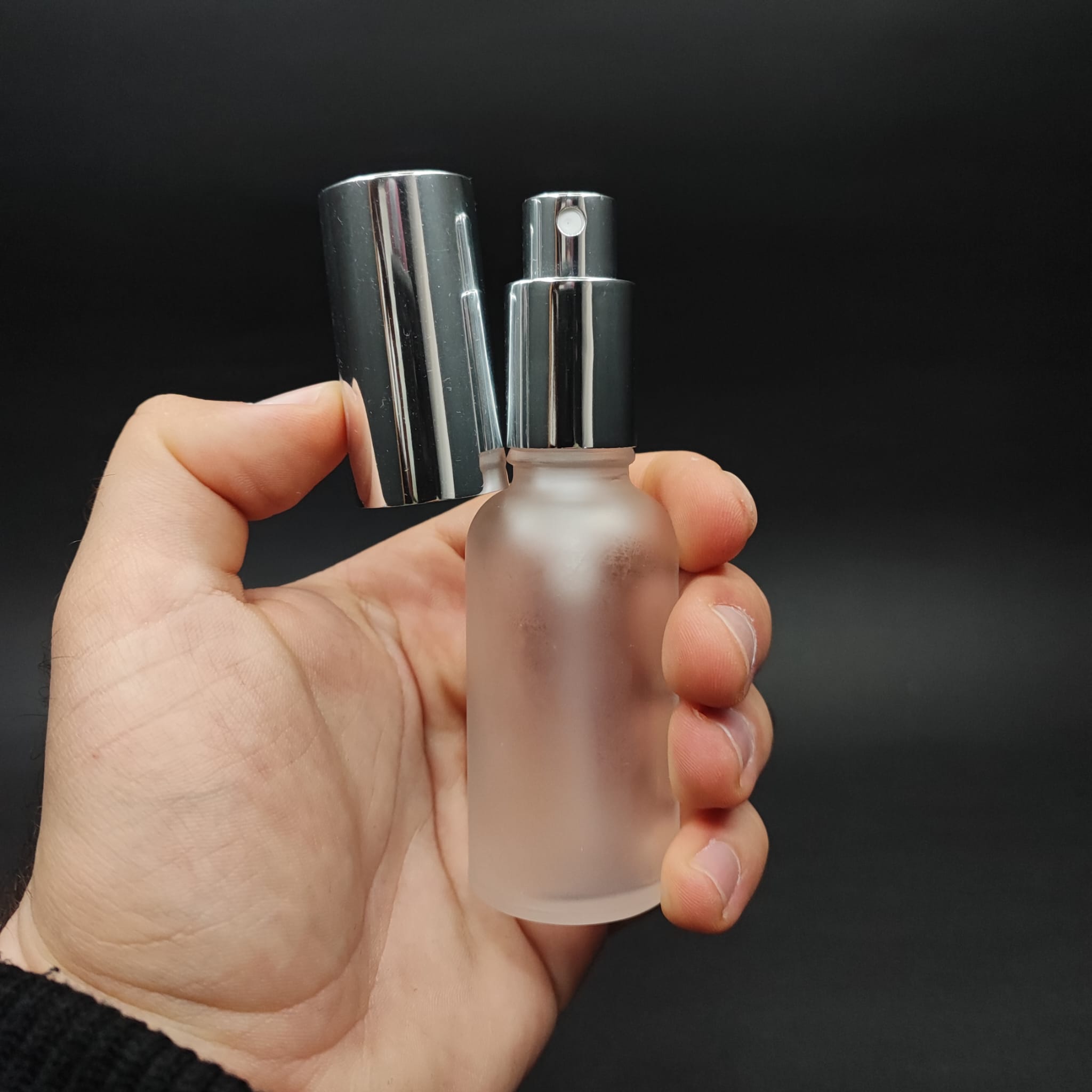 30 ML LÜKS VİDALI VALF ÇEVİRME PARFÜM ŞİŞELERİ - 30 CC BUZLU CAM ŞİŞE - GÜMÜŞ METAL SPREYLİ KAPAKLI SET