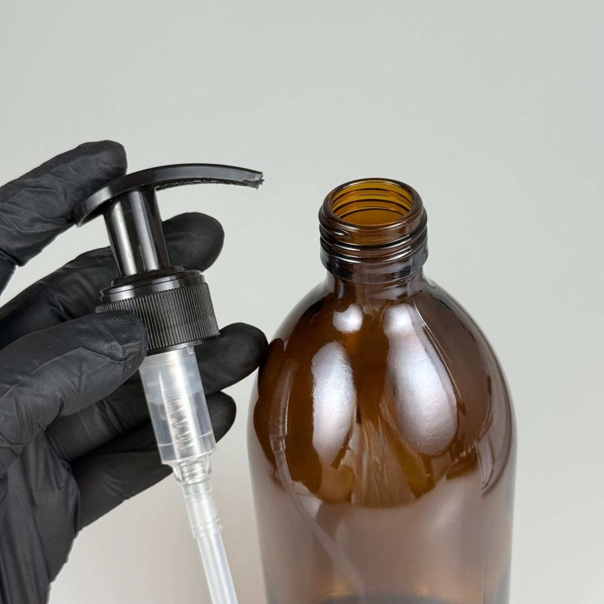 500 CC AMBER TOMBUL ÖZEL SERİ CAM ŞİŞE - SİYAH POMPALI - 500 ML CAM ECZA ŞİŞESİ - KAHVERENGİ (HORTUM BOYU TAM ŞİŞEYE GÖRE)