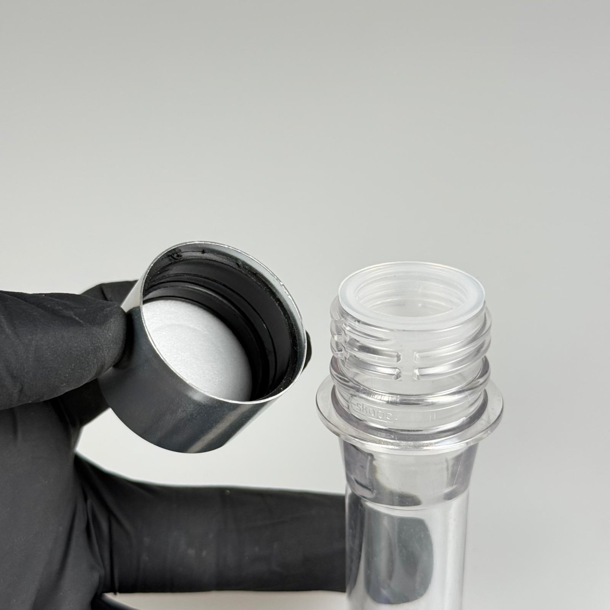 9 CM TÜP - 20 CC UZUN KALIN PET ŞİŞE + ALÜMİNYUM KAPLAMALI GÜMÜŞ KAPAKLI + KÖR TIPALI TAKIM - 20 ML KALIN PET ŞİŞE