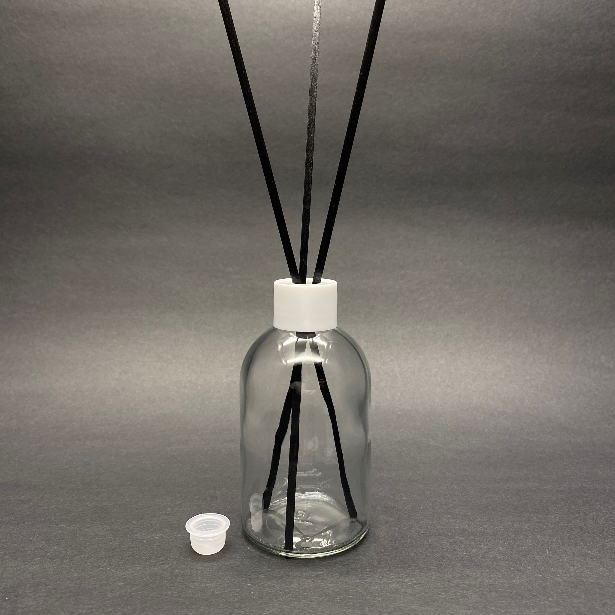 100 CC CAM BAMBU ODA KOKUSU ŞİŞESİ - 100 ML ÇUBUKLU BAMBU ODA KOKUSU ŞİŞESİ - DİFÜZÖR ŞİŞE- CAM ŞİŞE + BEYAZ PLASTİK KAPAK + PLASTİK TIPA + 3 ADET FİBER SİYAH BAMBU ÇUBUK