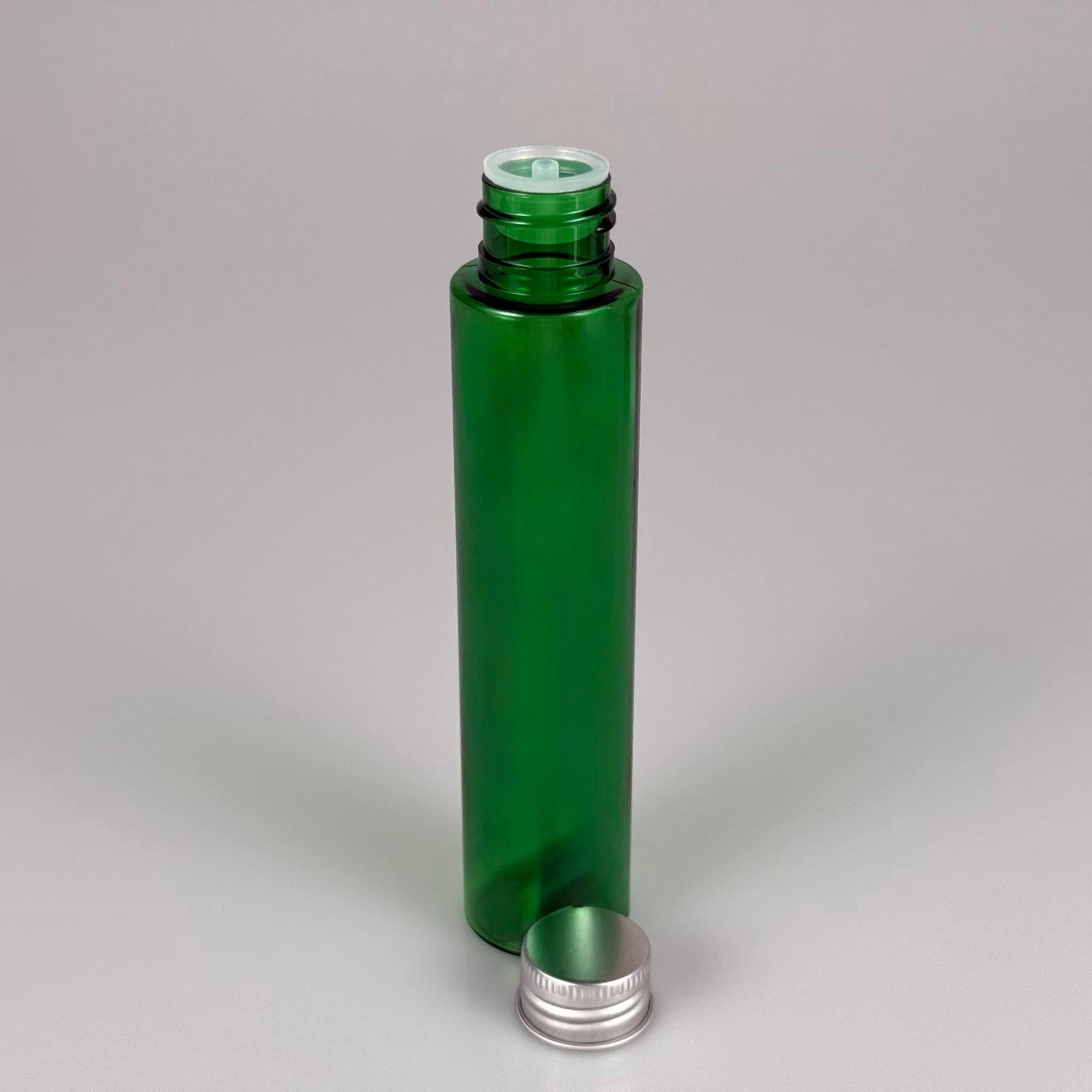 100 CC UZUN SİLİNDİR YEŞİL PET ŞİŞE (24 GR - 24 AĞIZ ) + KÖPÜK CONTALI GÜMÜŞ METAL ALÜMİNYUM KAPAK + KOLONYA TIPALI TAKIM - 100 ML BİBERİYE SUYU, LAVANTA YAĞI, SAÇ SERUM, TONİK VB İÇİN PLASTİK KOZMETİK AMBALAJLARI
