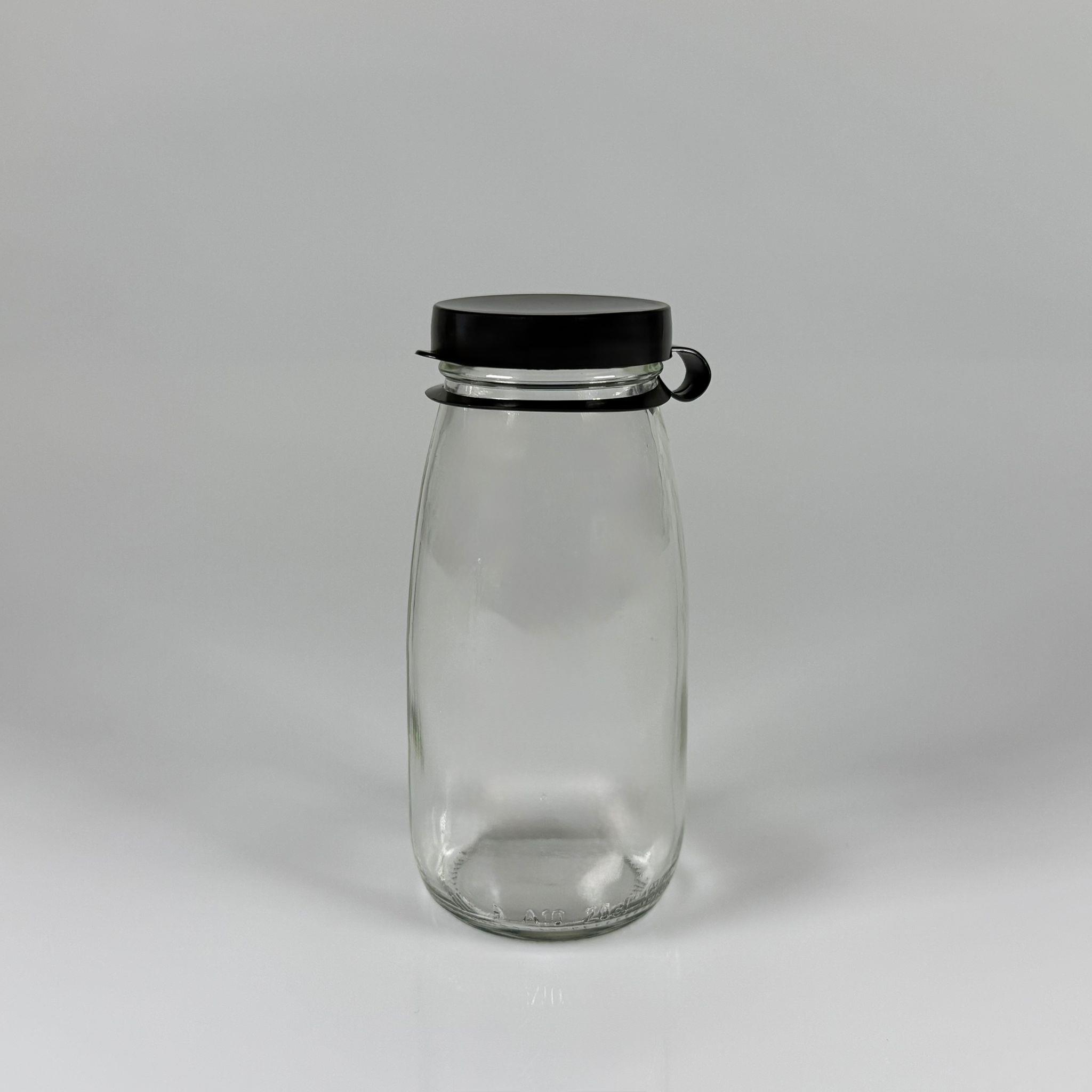 NOSTALJİ ESKİ TİP CAM AYRAN ŞİŞESİ - SÜT, LİMONATA, ŞIRA. ŞERBET. MEYVE SUYU, EV YAPIMI MEŞRUBAT, SMOOTHIE, KOKTEYL VB KAFETERYA, RESTORAN, EV KULLANIMI VB İÇİN - SİYAH GEÇME KAPAKLI 250 CC BOŞ CAM ŞİŞELERİ