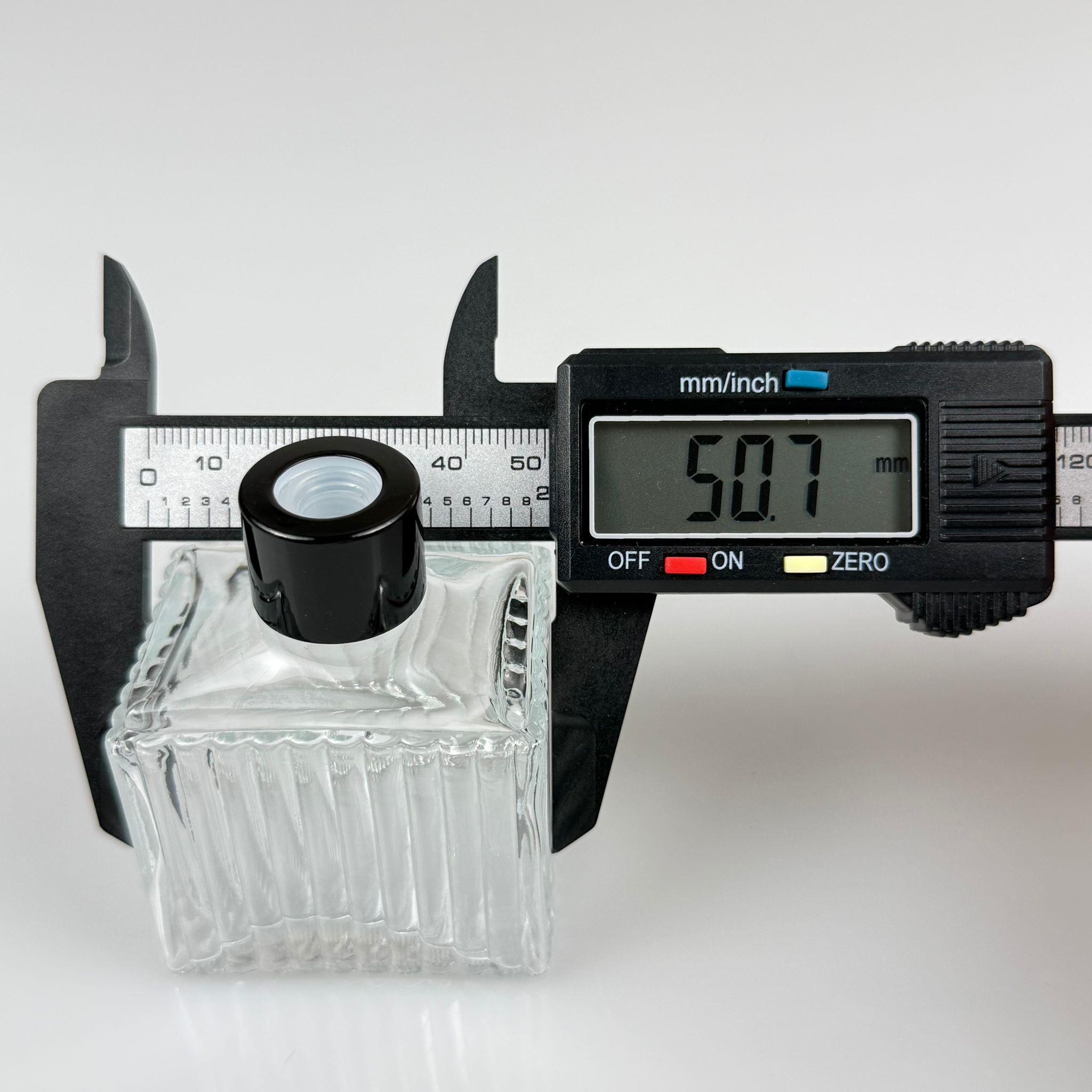 50 CC KÖŞELİ DESENLİ ÇİZGİLİ PRESTİJ CAM BAMBU ODA KOKUSU ŞİŞESİ - 50 ML ÇUBUKLU BAMBU ODA KOKUSU ŞİŞESİ - DİFÜZÖR ŞİŞE- CAM ŞİŞE + SİYAH METAL KAPAK + PLASTİK TIPA