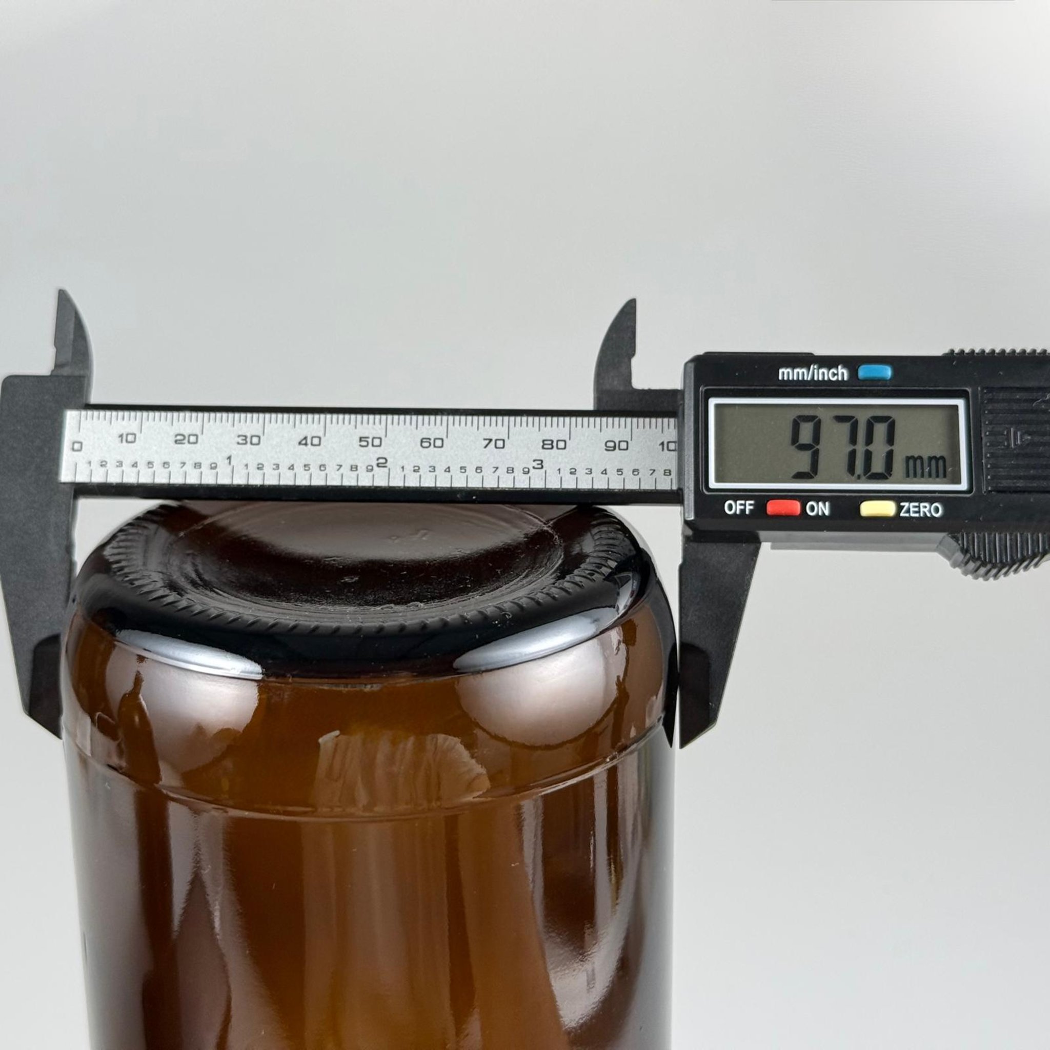 1000 CC AMBER CAM ŞİŞE + ALÜMİNYUM KAPLAMALI GÜMÜŞ KAPAKLI + KÖR TIPALITAKIM - 1000 ML KAHVERENGİ CAM ŞİŞE