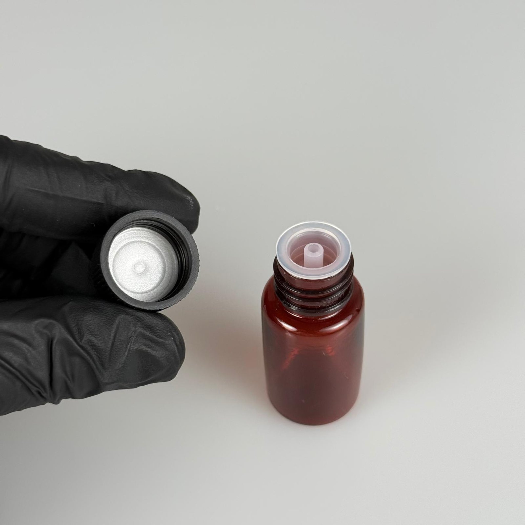 10 CC İÇTEN DAMLALIKLI PLASTİK ŞİŞE -  10 ML AMBER PET ŞİŞE + CONTALI SİYAH KAPAK + KOLONYA TIPALI (DELEREK KULLANILIR) TAKIM