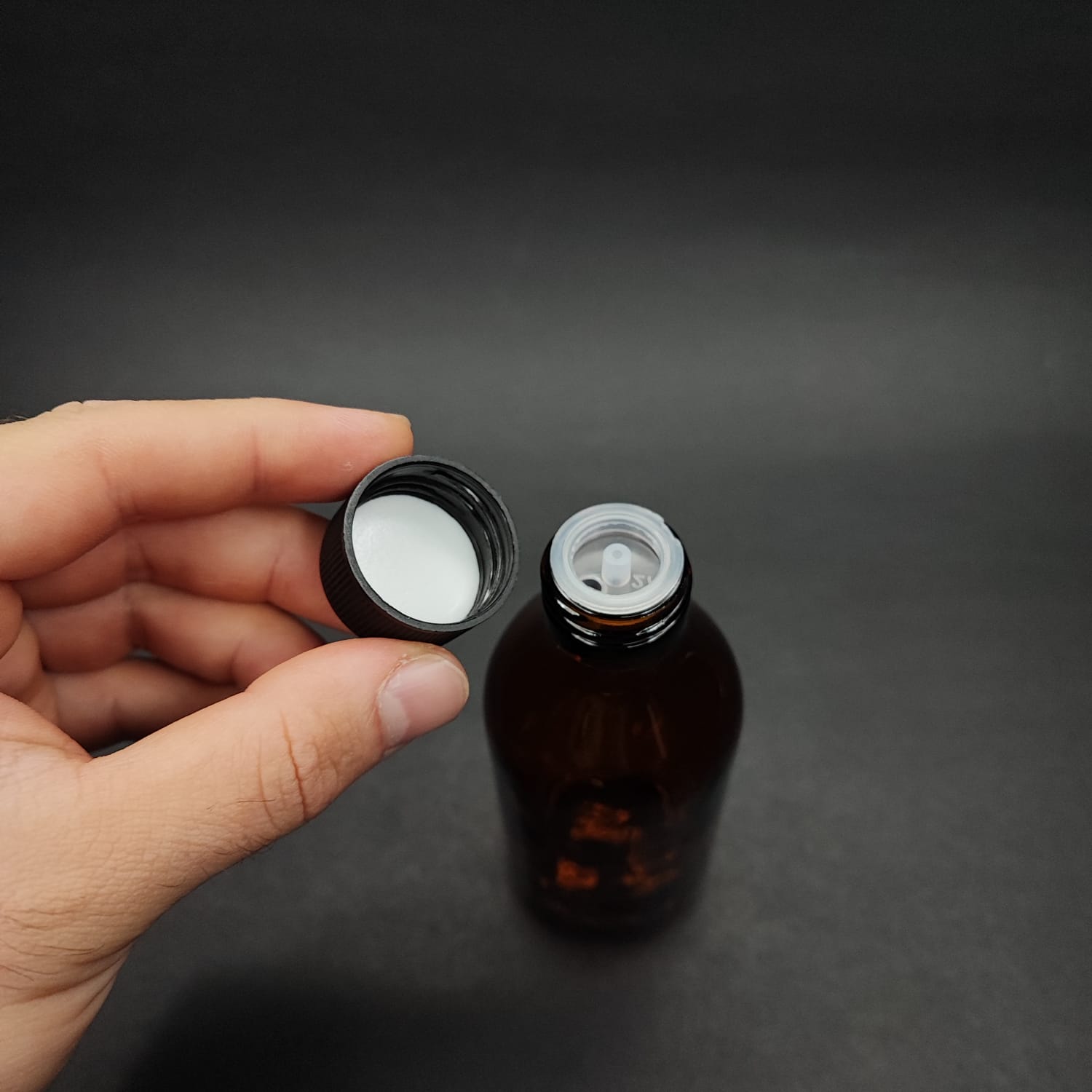 125 ML DOLUMU KOLAY, GENİŞ AĞIZLI İÇTEN DAMLALIKLI ŞİŞE (25 MM AĞIZ)  - 125 CC SİYAH CONTALI KAPAKLI İÇTEN DAMLALIKLI CAM ECZA ŞİŞESİ - AMBER KAHVERENGİ