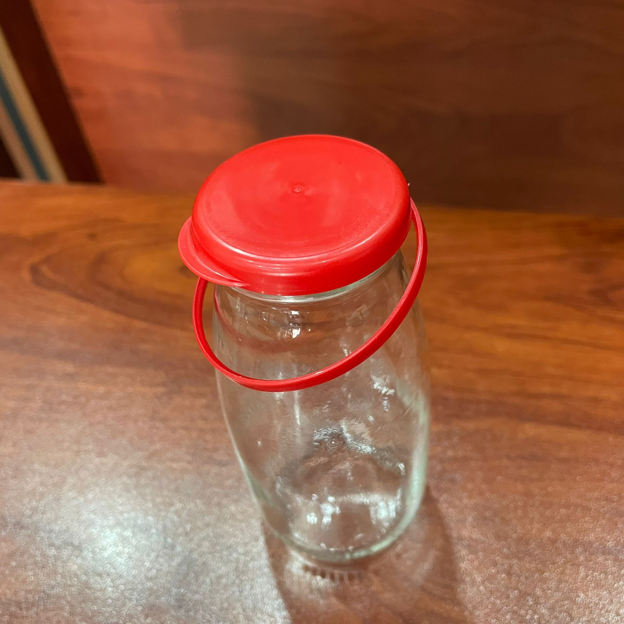 250 CC CAM AYRAN ŞİŞESİ - KİLİTLİ YANDAN YIRMAÇLI PLASTİK KIRMIZI KAPAKLI - 250 ML CAM NOSTALJİ AYRAN LİMONATA ŞİŞESİ - ESKİ TİP CAM AYRAN ŞİŞESİ