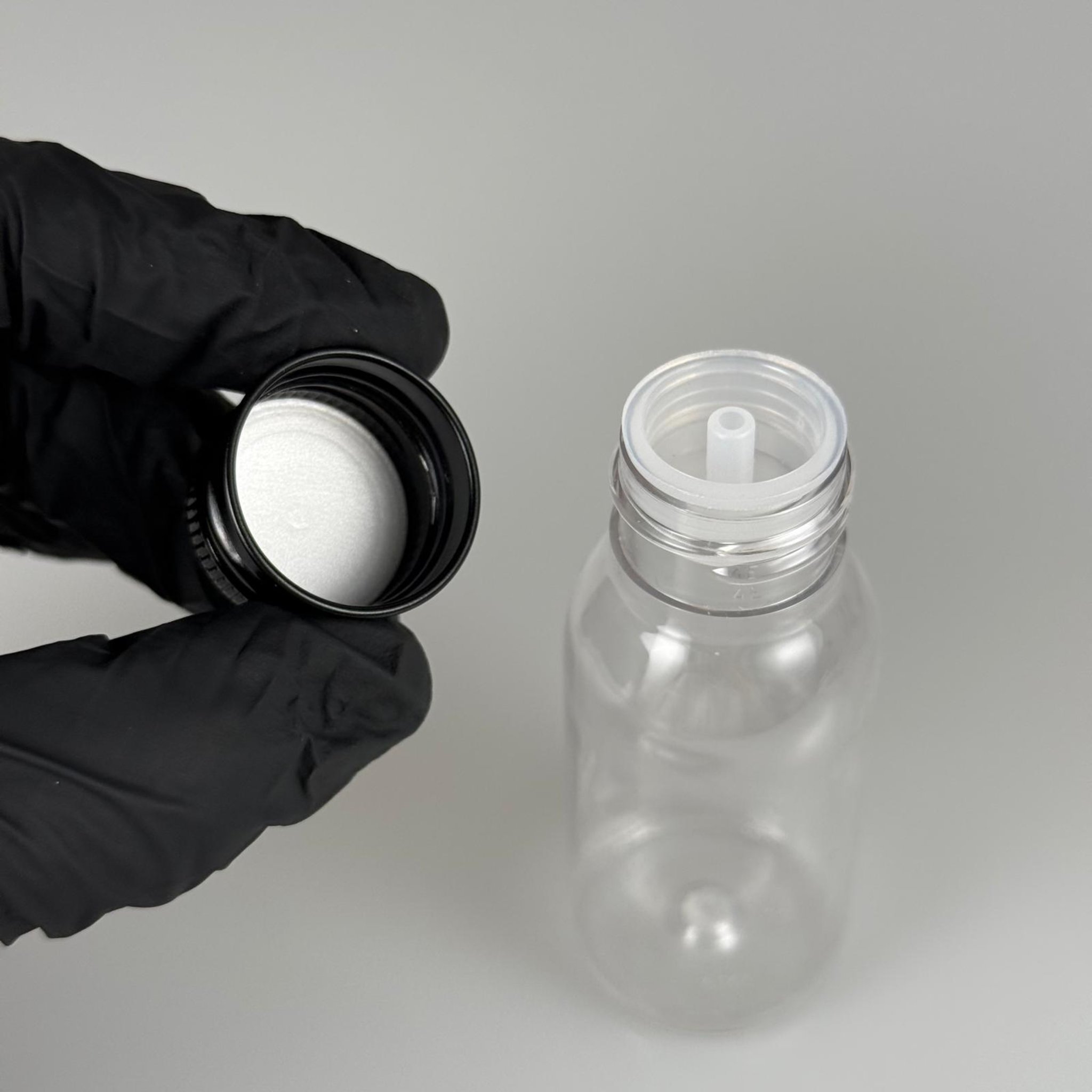 50 CC SERT PLASTİK ŞİŞE (24 AĞIZ) + KÖPÜK CONTALI SİYAH METAL ALÜMİNYUM KAPAK + KOLONYA TIPALI TAKIM - 50 ML KAPAKLI PLASTİK ŞİŞELER