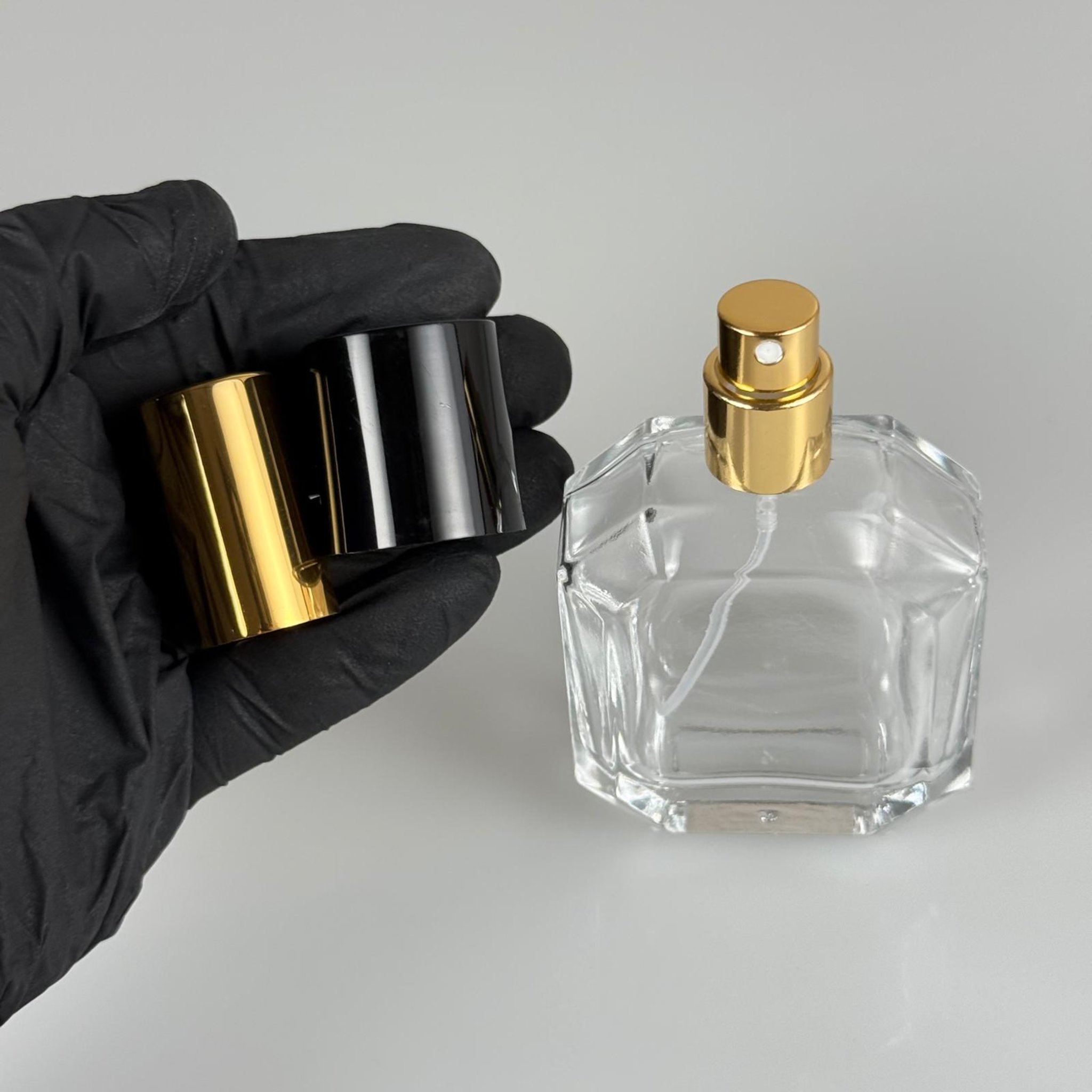 50 ML KAZABLANKA MODEL KÖŞELİ PARFÜM ŞİŞESİ + GOLD METALE METAL SPREY + SİYAH POLO KAPAKLI SET (AĞIZ 13 MM VİDALI) TEKRAR DOLDURULABİLİR