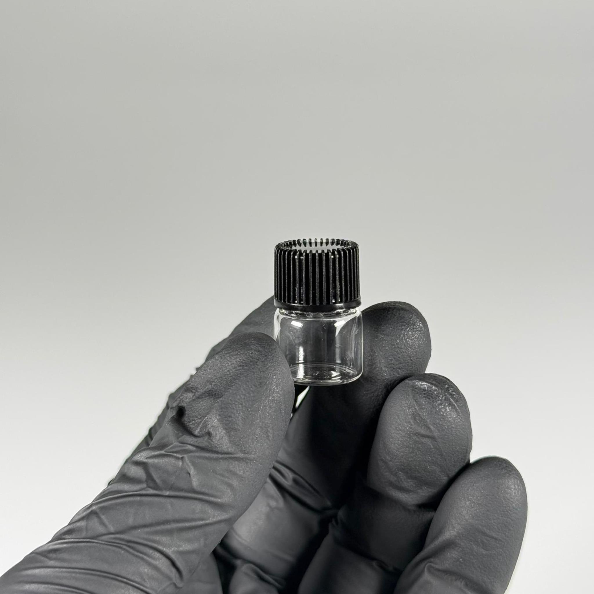 1 CC ŞEFFAF İNCE CAM ŞİŞE - SİYAH KAPAKLI + İÇTEN DAMLALIKLI - 1 ML CAM ŞİŞE