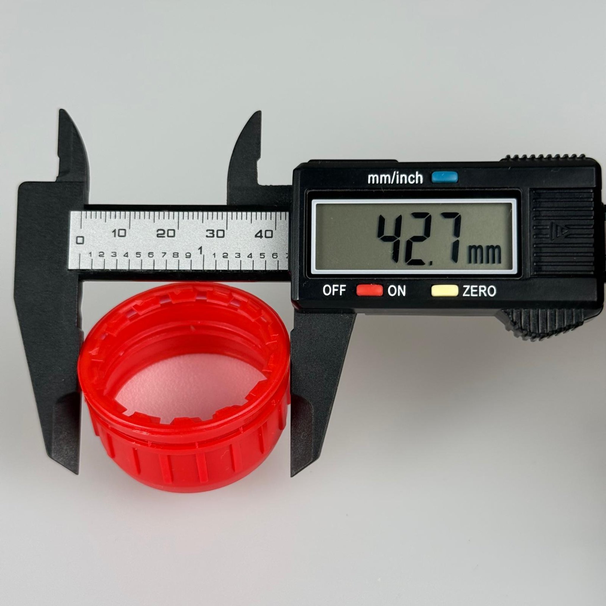 38 MM KÖPÜK CONTALI KİLİTLİ KIRMIZI PLASTİK KAPAK - SK 38/23 SFB PE(MDS) BİDON KAPAĞI
