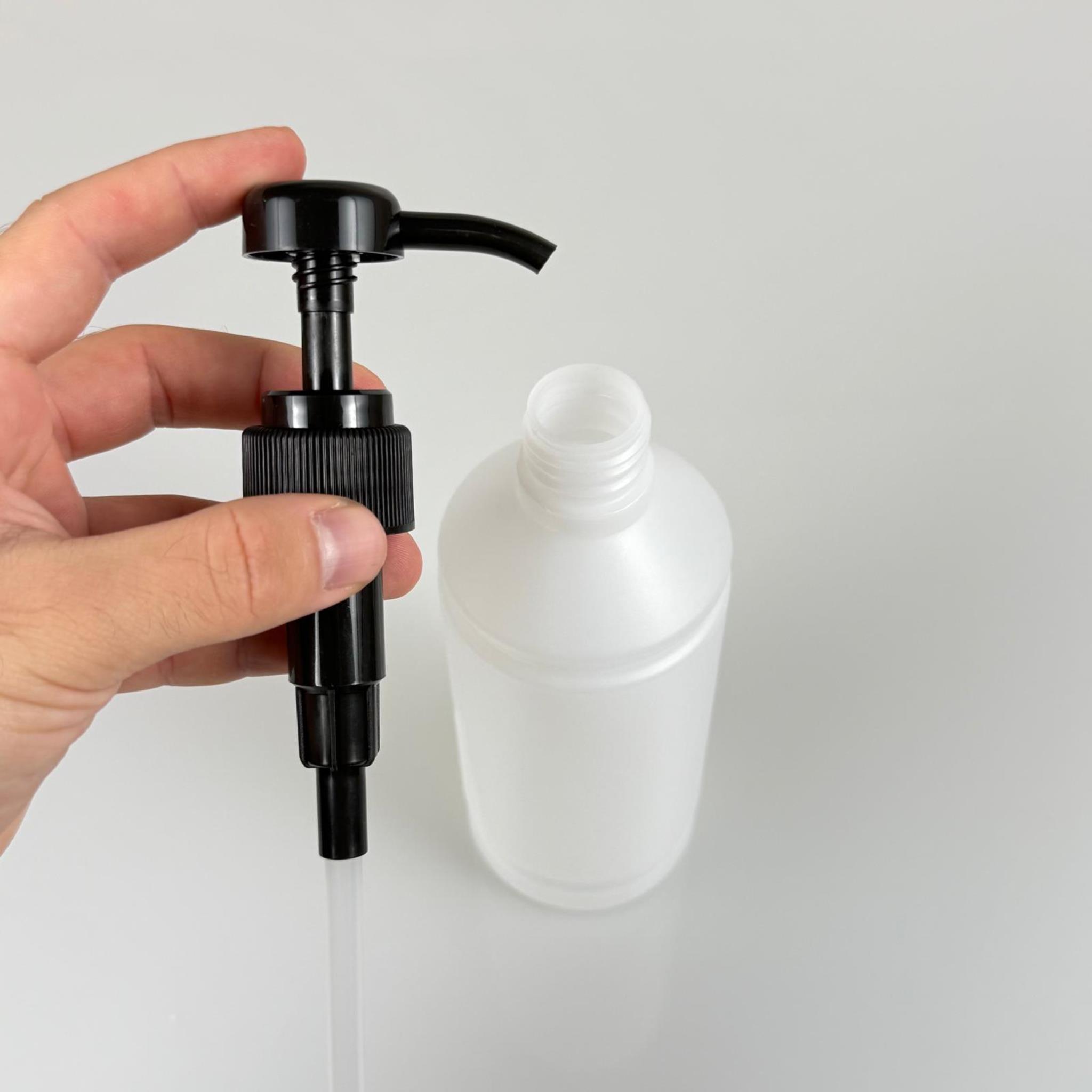 500 CC YARI SAYDAM POLİETİLEN SİLİNDİR MODEL ŞİŞE - SİYAH DOZAJ POMPALI (HER BASMADA 4 CC SIVI ATAR)  - 0,5 LT POMPALI ŞİŞE - ŞURUP, ŞAMPUAN, KREM GİBİ YOĞUN KIVAMLI SIVILARDA KULLANILIR