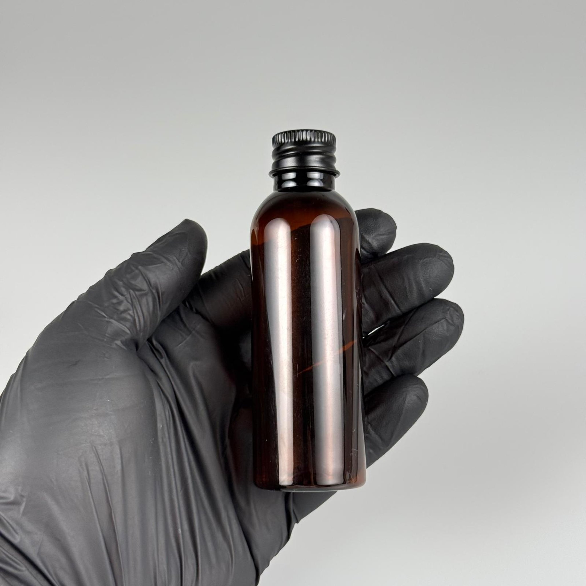 50 CC AMBER SİLİNDİR UZUN MODEL PET ŞİŞE + KÖPÜK CONTALI SİYAH ALÜMİNYUM METAL KAPAKLI TAKIM - 50 ML KAHVERENGİ PLASTİK ŞİŞE