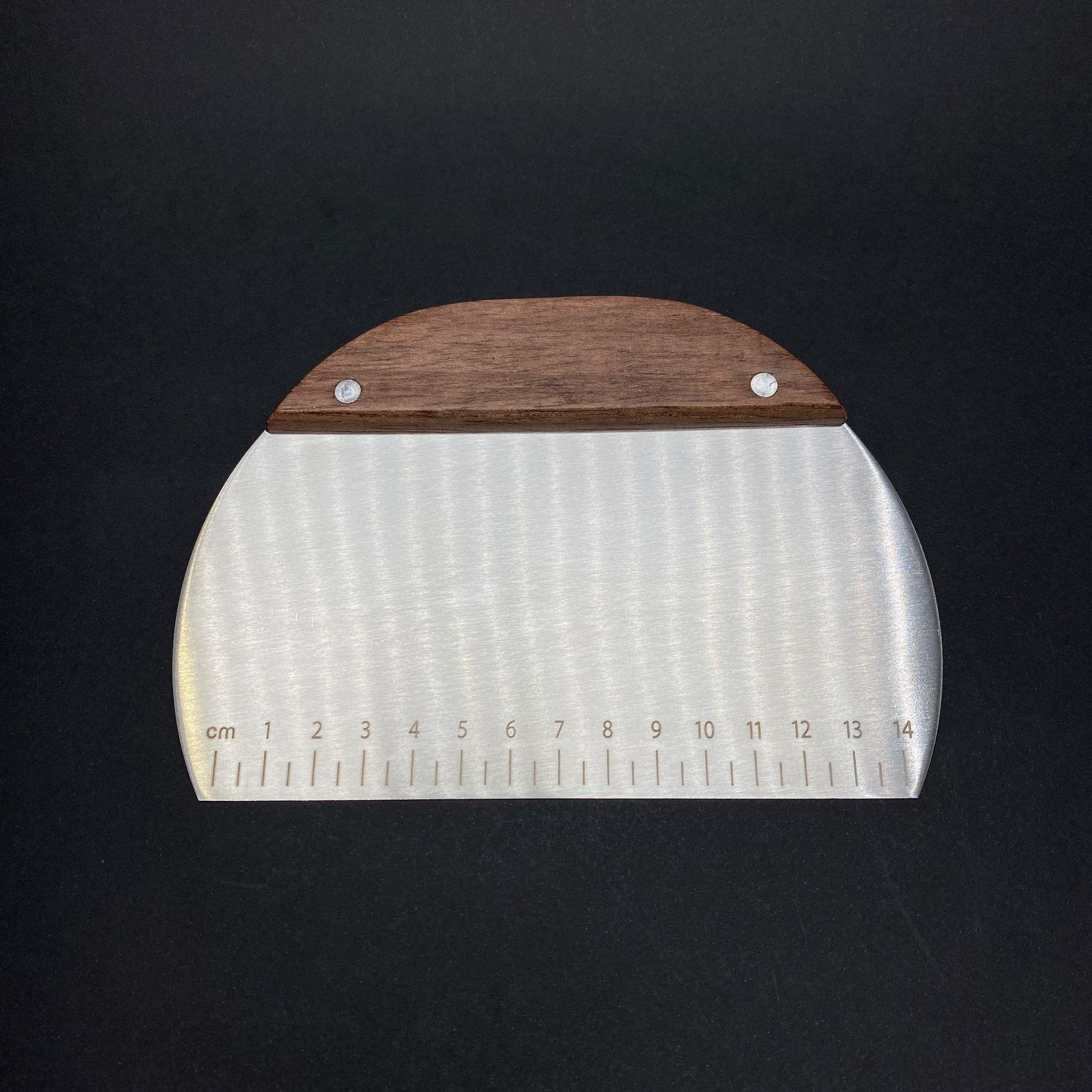SPATULA -ÇELİK (AHŞAP SAPLI) - HAMUR KESİCİ -DÜZ - HAMUR KAZIYICI - ÖLÇÜLÜ 14 CM - Pasta Ve Pastacılık İçin Çelik Şekillendirici Ve Hamur Porsiyonlayıcı