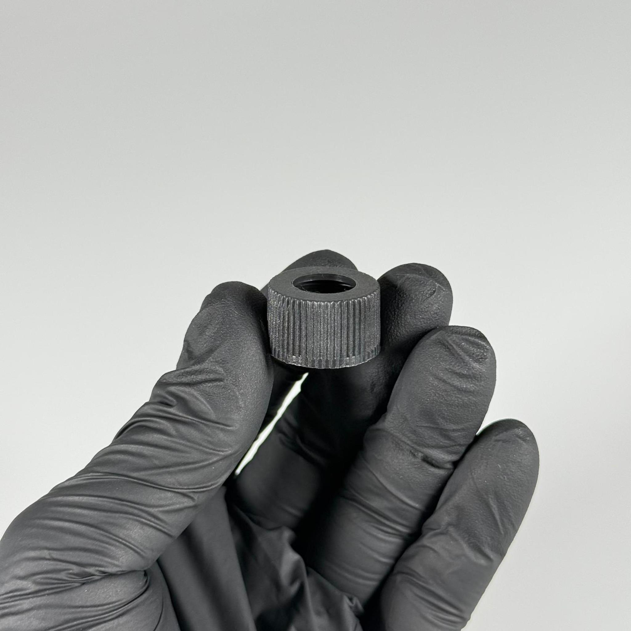 18 MM DELİKLİ PLASTİK KAPAK SİYAH (DAMLALIK İÇİN)