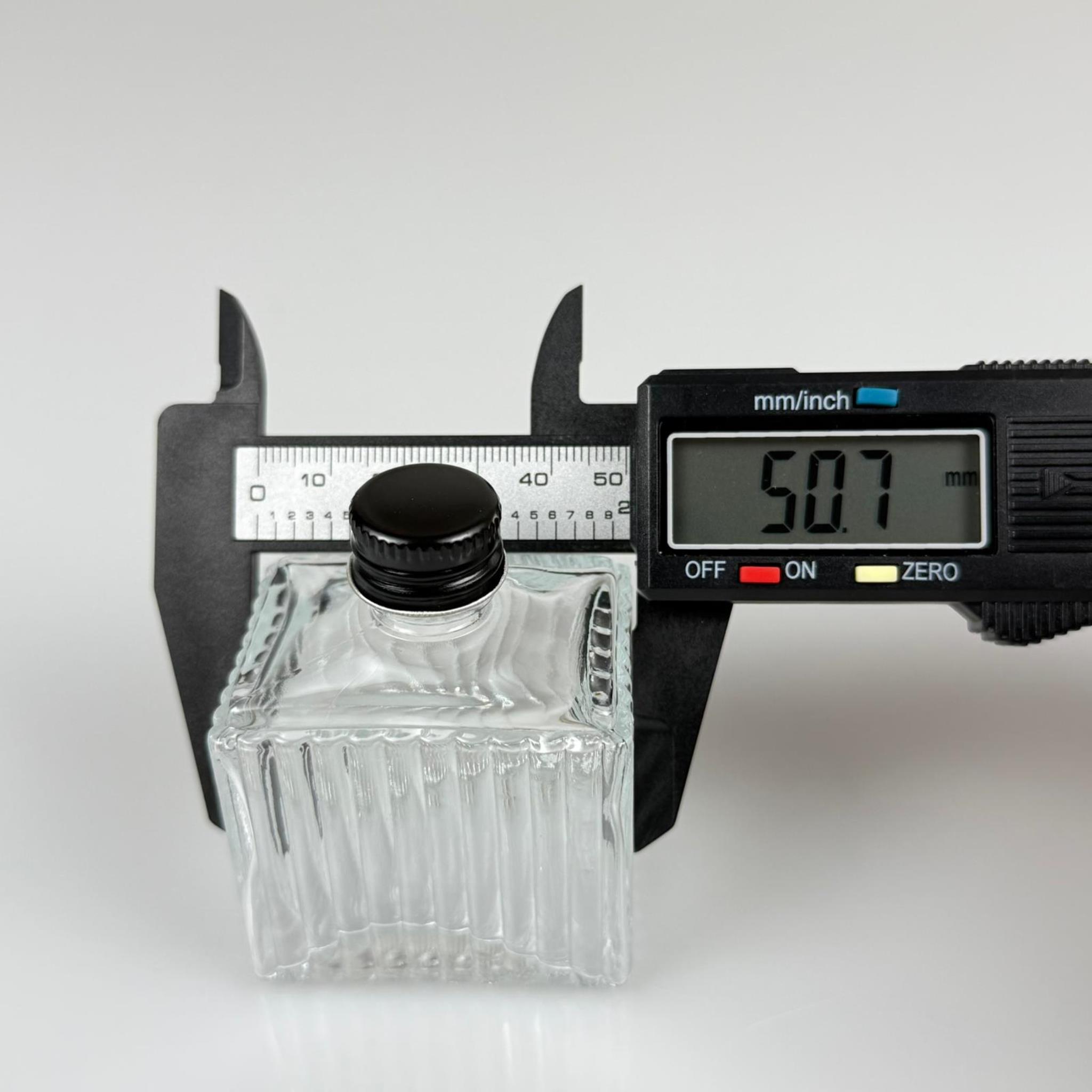 50 CC KÖŞELİ DESENLİ ÇİZGİLİ CAM ŞİŞE - SİYAH METAL KAPAKLI KOLONYA TIPALI - 50 ML PRESTİJLİ ŞİŞE