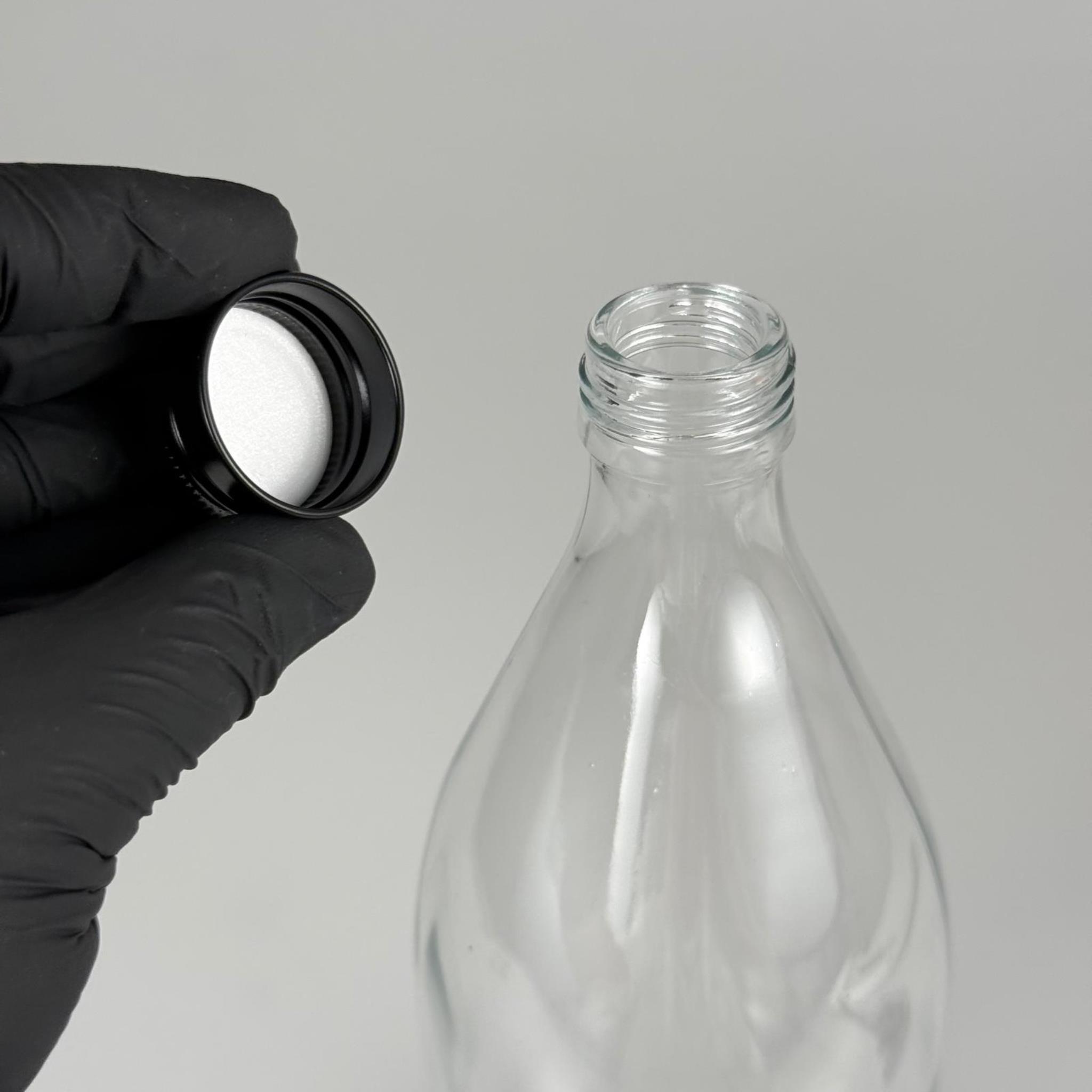 750 ML LÜKS CAM SU ŞİŞESİ - 750 CC BOŞ CAM SU ŞİŞELERİ - SİYAH ALÜMİNYUM METAL KAPAKLI (ELLE AÇILIP KAPANABİLİR) - RESTORAN, CAFE, OTEL VS İÇİN PREMİUM CAM ŞİŞE