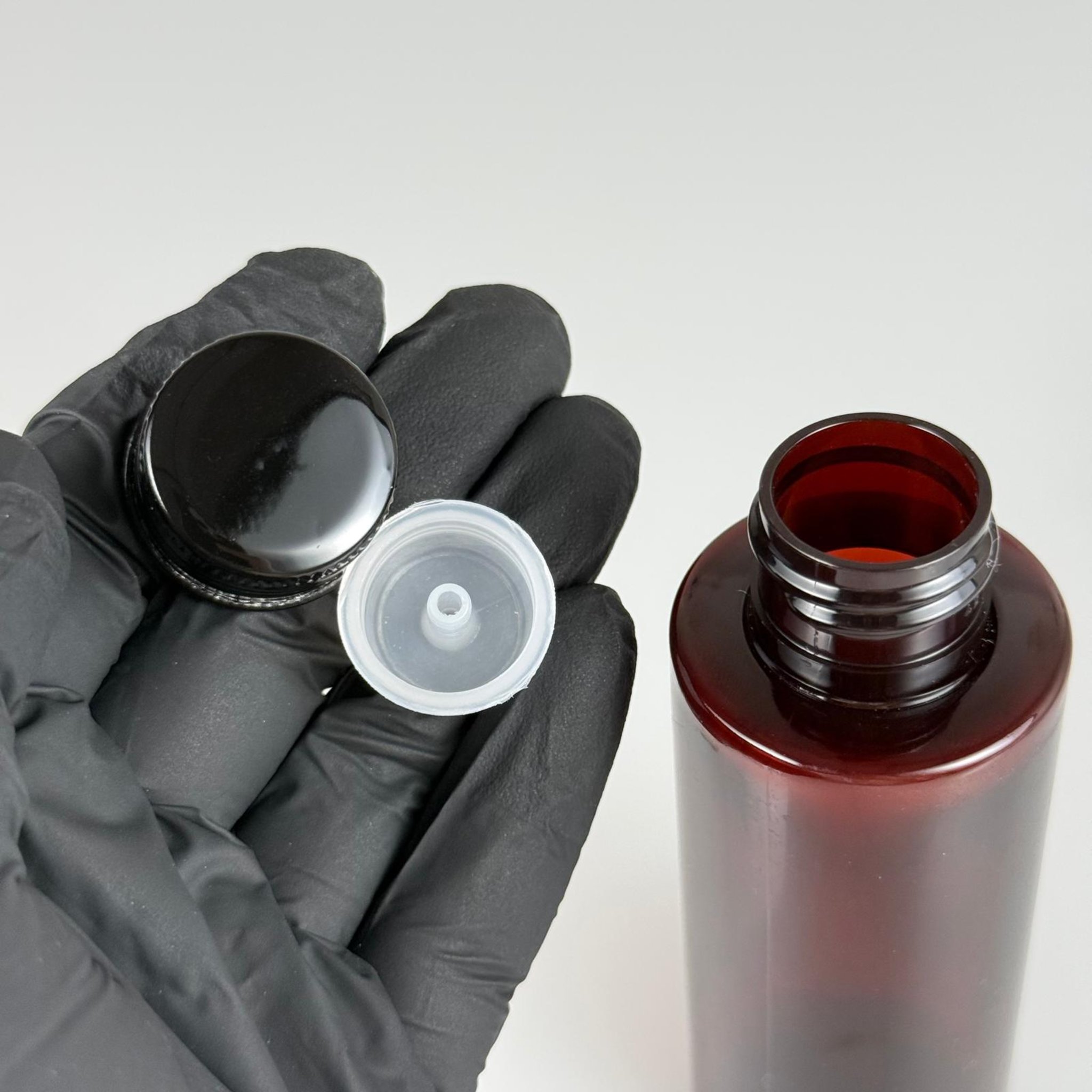 100 CC AMBER SİLİNDİR KESKİN KÜT MODEL SERT PET ŞİŞE (17 GR - 24 AĞIZ ) + KÖPÜK CONTALI SİYAH METAL ALÜMİNUM KAPAKLI + KOLONYA TIPALI TAKIM - 100 ML KAPAKLI AMBER PLASTİK ŞİŞELER